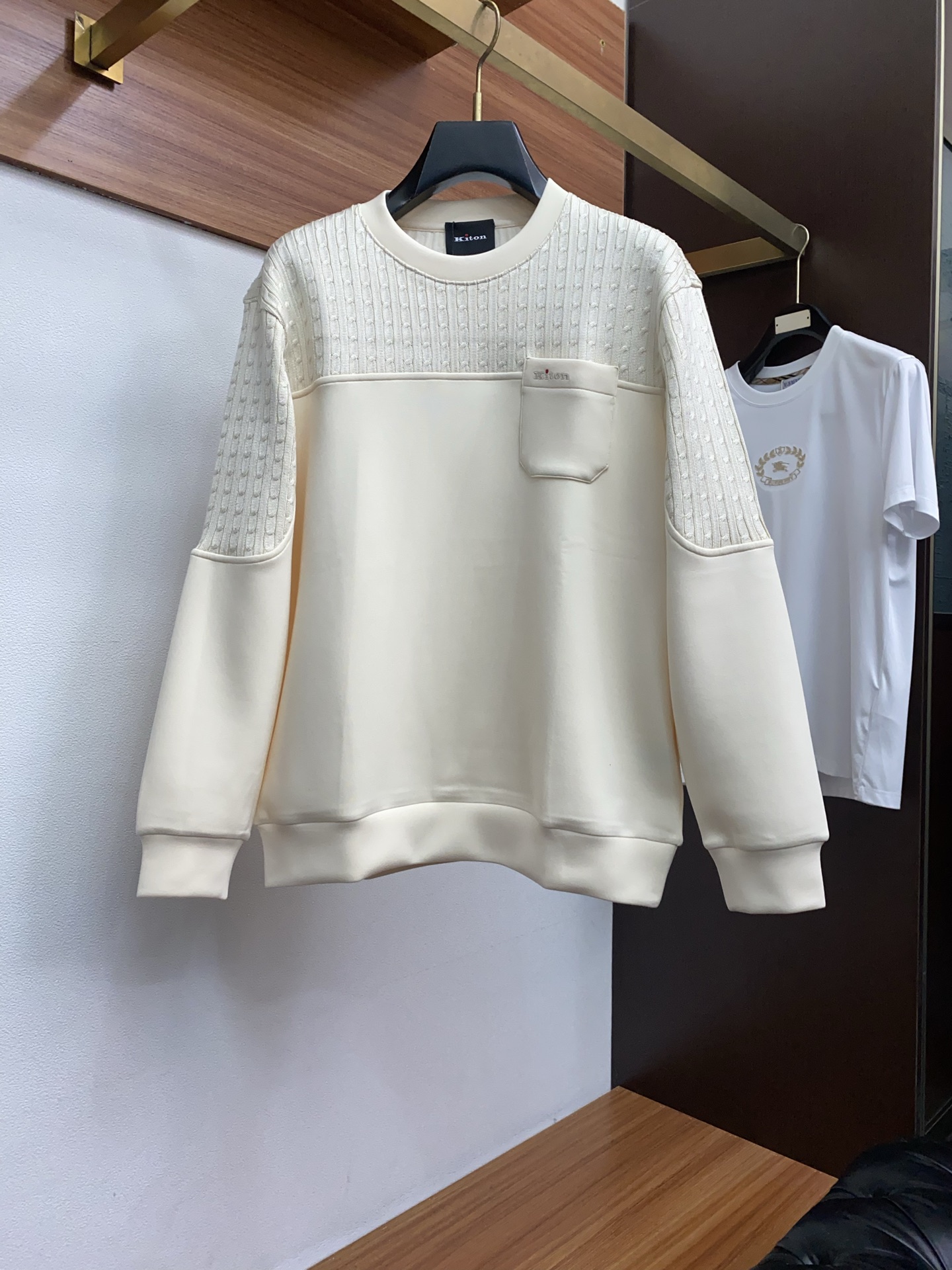 NO:596314,kiton 2025FW men's autumn and winter modal air cotton knitted design sweatshirt is a daily wear item!  The upper body is flattering to the body shape, and the customized fabrics perfectly integrate fashion aesthetics and new urban business and casual concepts. You can choose classic styles from different styles, which will never go out of style. A jacket can unlock a variety of styles. Simple but not simple, details highlight quality. Temperature and style, I want it. Break the routine and dress yourself. Trends are fleeting, but style is forever. Light and comfortable, free to move. Full of aura, the must-have shirt for the workplace leads the trend, wear your attitude, fearless of challenges, youthful vitality, cost-effective choice  The whole body interprets Italian sophistication and outdoor functional style to the extreme, both solemn and harmonious, creating a unique style item. The overall outline tends to be simple, and the individual and yuppie detail processing enriches the overall vision. The wardrobe is perfect for business and leisure and has a high attendance rate!  It's something you can meet but can't ask for!  M-4xL Please state your height and weight when placing an order,,hoodie,sweatshirts,jackets & coats,alexander wang19860909kiton 2025FW男士秋冬莫代尔空气棉拼针织设计卫衣 日常穿搭单品！上身修饰身形、定制面料将时装美学和新都市商务休闲概念完美融合,不同风格任你选经典款,永不过时 一件外套,解锁百变风格 简约而不简单,细节彰显品质.温度与风度,我都要.打破常规,穿出自我.潮流易逝,风格永存 轻便舒适,活动自如.气场全开,职场必备战袍引领潮流,穿出你的态度 无惧挑战 青春活力,性价比之选 通体将意式的干练和户外功能性风格极致诠释,亦庄亦谐,塑造出别具一格的造型单品,整体轮廓趋于简约风格,颇为个性且雅痞的细节处理,丰富了整体视觉.衣橱商务休闲绝佳的高出勤率！可遇而不可求！M-4xL 下单请报身高体重,,hoodie,sweatshirts,jackets & coats,alexander wang,Men's clothing