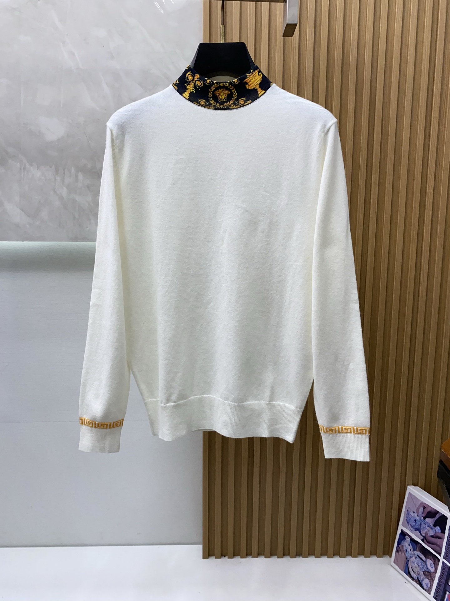 NO:595655,Versace's autumn and winter new styles are synchronized with the counters. Fashionable and classic basic jacquard color-blocking knits. Must-have styles for autumn and winter. Made of wool blended sweaters and thickened sweaters. It is exquisite, simple and elegant with logo embellishment design. There is not too much complicated craftsmanship. It is about the fusion of design and materials. Simple European style. With imported wool knitted fabrics, it is a great base for autumn and winter!  Size M-3XL,,versace,sweaters,alexander wang19860909范思哲 秋冬新款 专柜同步 时尚经典基础款提花拼色针织 秋冬必备款 采用羊毛混纺针织衫加厚毛衣,精致简洁大方logo点缀设计 没有过多复杂的工艺 玩的就是设计与材质的融合 简约的欧风 配以进口羊毛针织面料,秋冬季打底神器！尺码M-3XL,,versace,sweaters,alexander wang,Men's clothing