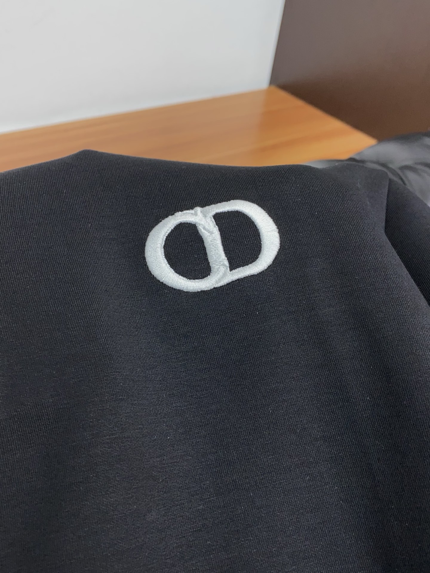 迪奥 25年最新款开衫套装最新最顶级经典刺绣。重工排列立领经典图案潮流休闲套装，最顶级的品质专柜在售，顶