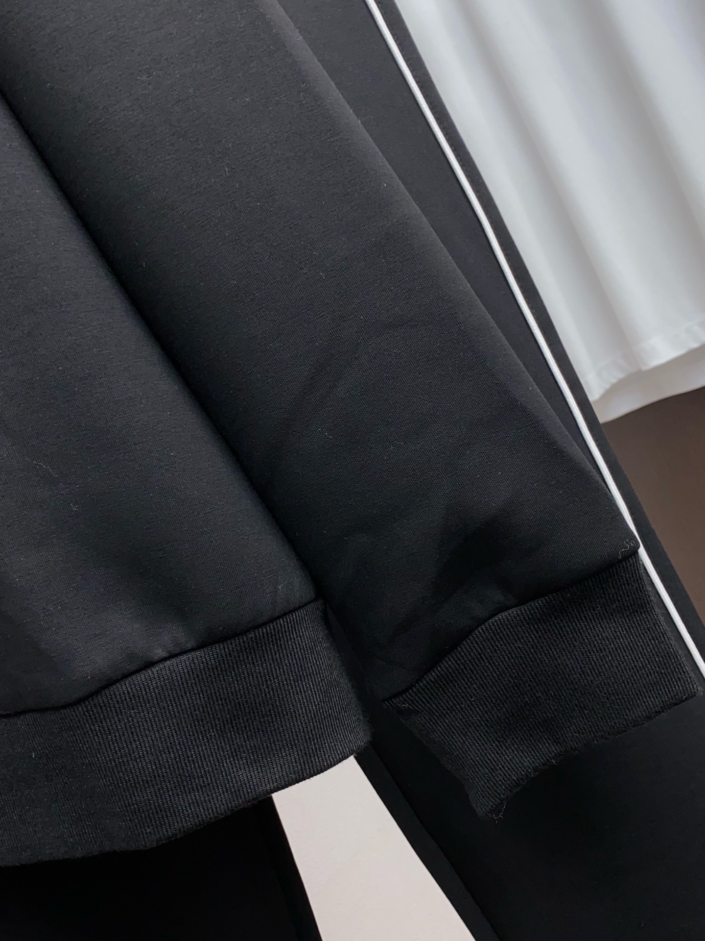 迪奥 25年最新款开衫套装最新最顶级经典刺绣。重工排列立领经典图案潮流休闲套装，最顶级的品质专柜在售，顶