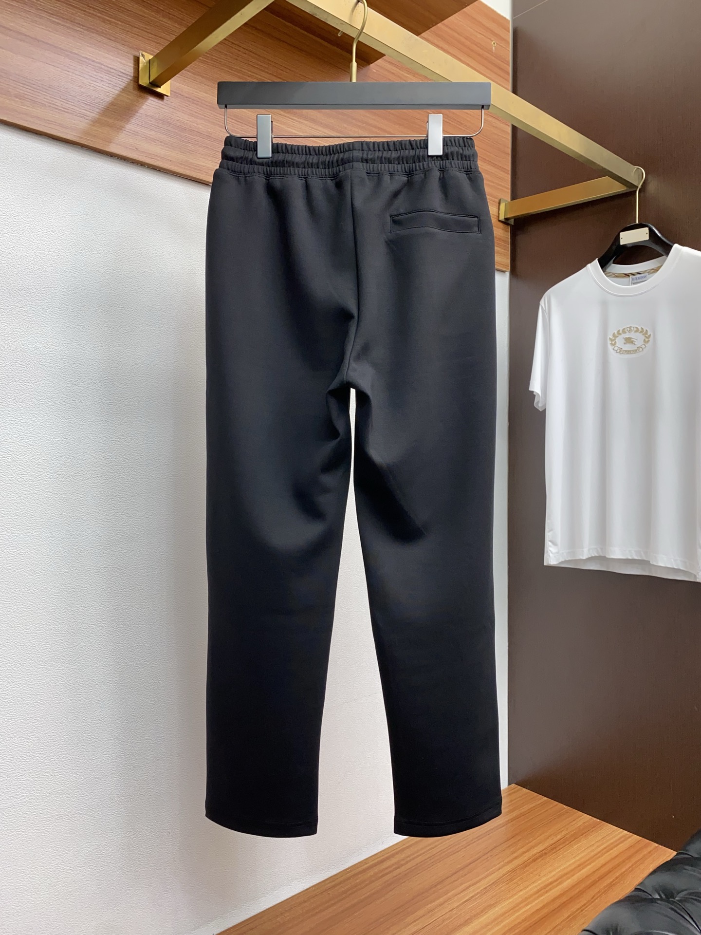 迪奥 25年最新款开衫套装最新最顶级经典刺绣。重工排列立领经典图案潮流休闲套装，最顶级的品质专柜在售，顶