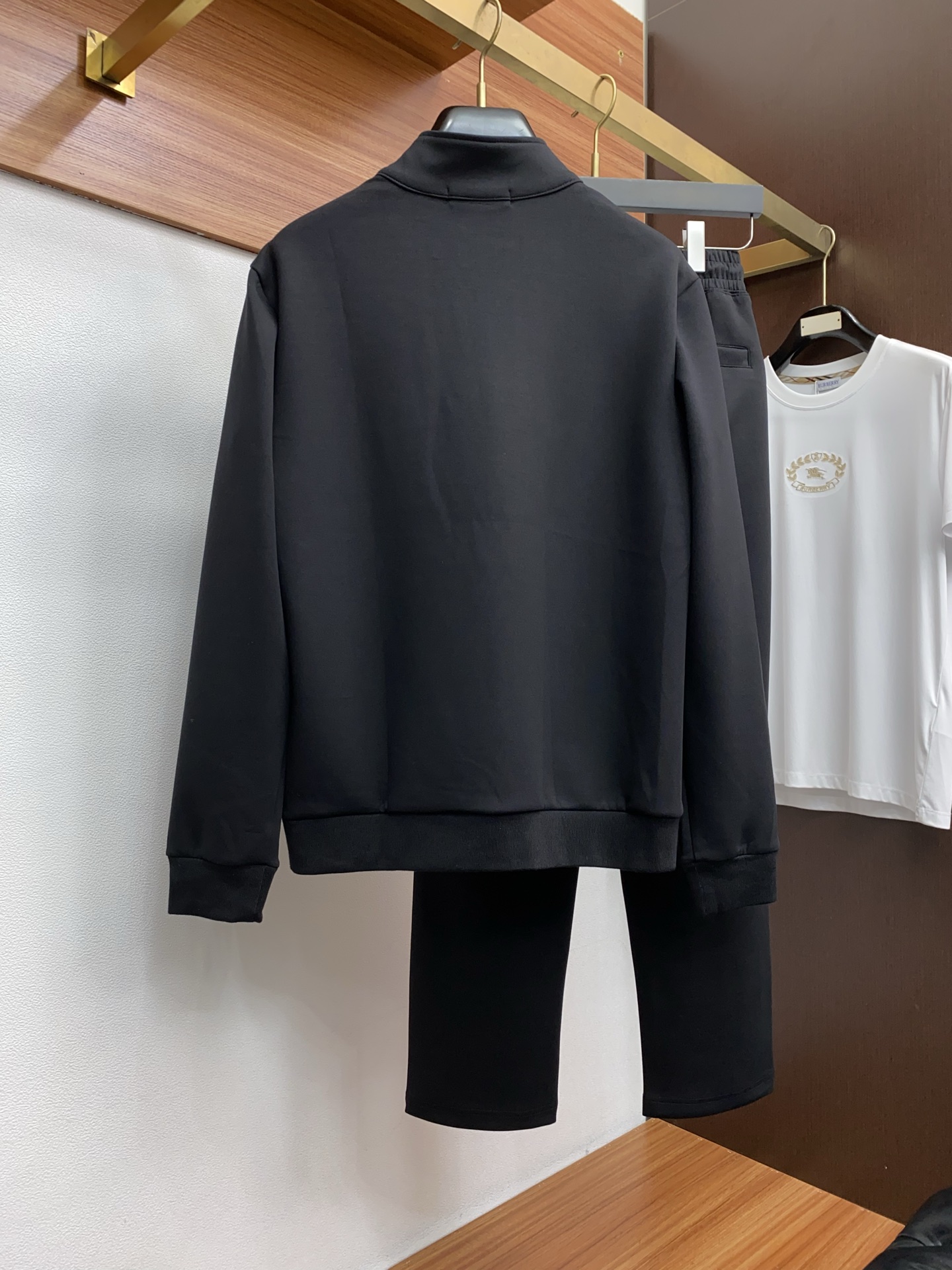 迪奥 25年最新款开衫套装最新最顶级经典刺绣。重工排列立领经典图案潮流休闲套装，最顶级的品质专柜在售，顶