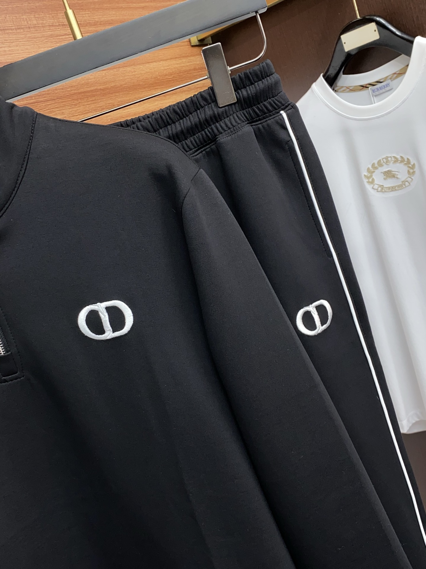 迪奥 25年最新款开衫套装最新最顶级经典刺绣。重工排列立领经典图案潮流休闲套装，最顶级的品质专柜在售，顶