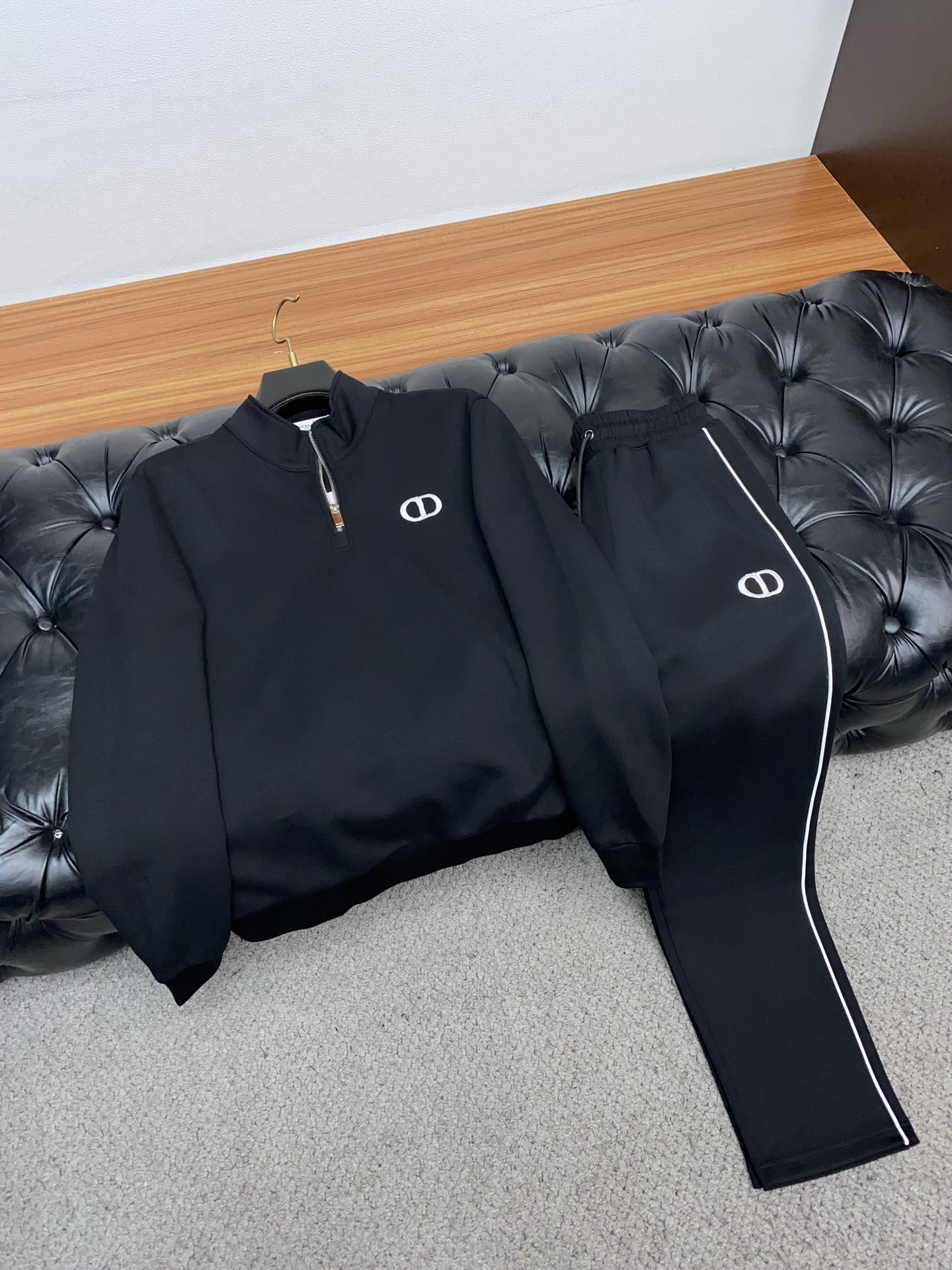 迪奥 25年最新款开衫套装最新最顶级经典刺绣。重工排列立领经典图案潮流休闲套装，最顶级的品质专柜在售，顶