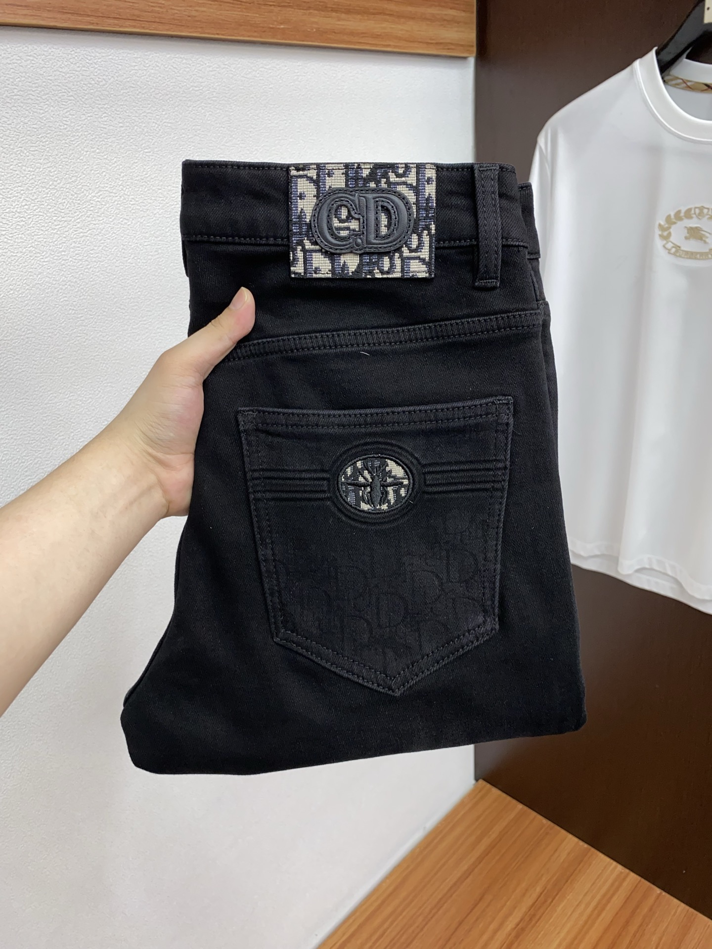 NO:596339,Dior's 25th autumn and winter new thickened brushed jeans are clean and neat cut, full of urban style. They are made of worsted fabric that feels soft and dry, and the upper body effect is crisp and stylish. The hardware is exquisite and looks very good for business casual. So many top-quality raw materials create high-end products with unparalleled value. The first choice for high-end fashion people. Sizes 29-38, dior, jeans, alexander wang19860909迪奥 25年秋冬新款加厚拉绒牛仔裤 干净利落剪裁,都市风十足 采用精纺面料手感软糯干爽,上身效果挺括有型.五金精致,商务休闲非常好看如此众多的顶级原料,打造出价值感无与伦比的高端产品,高端潮流时尚人士首选 尺码29-38,,dior,jeans,alexander wang,Men's clothing