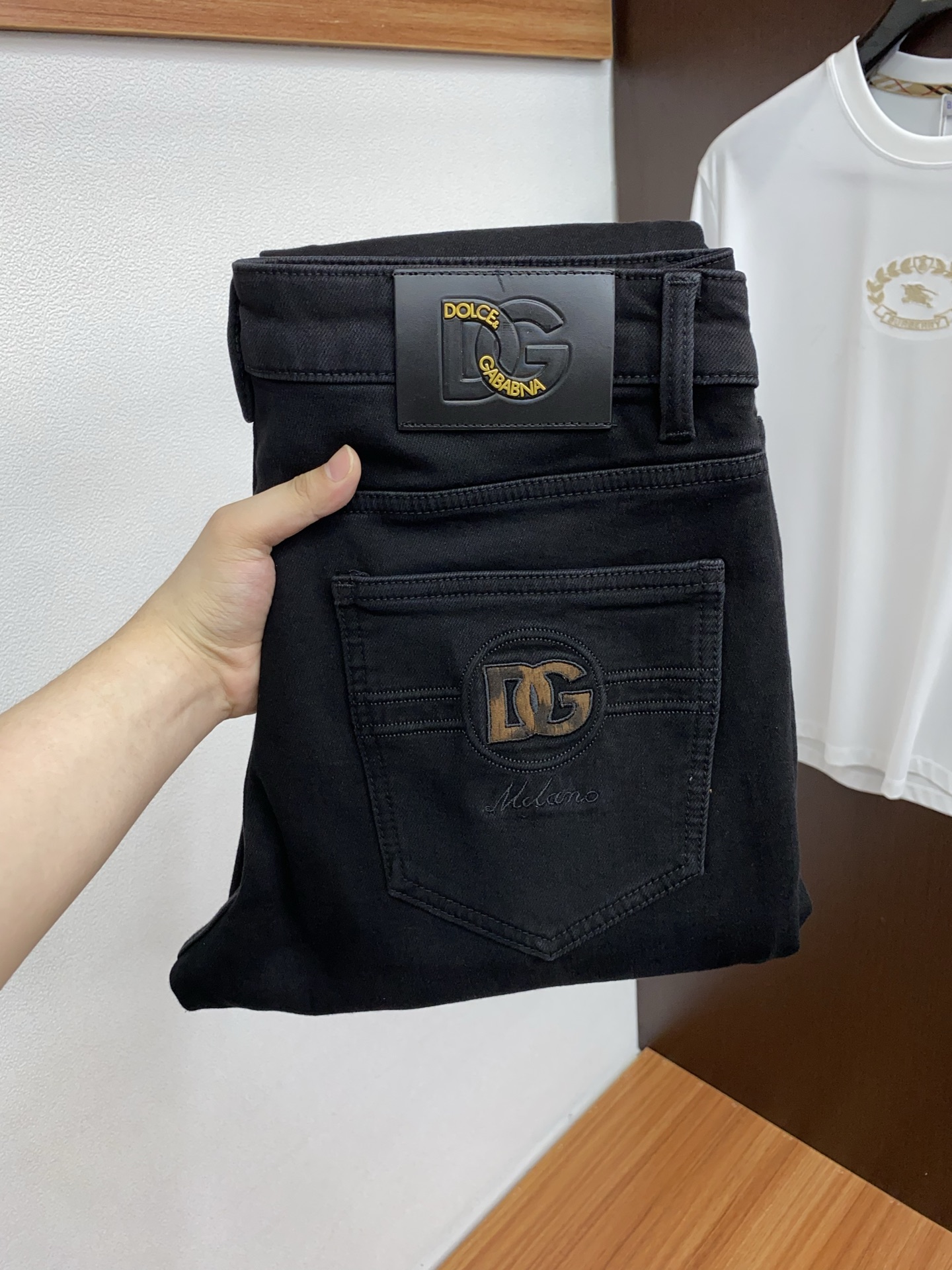 NO:596342,DG's 25th autumn and winter new thickened brushed jeans are clean and neat cut, full of urban style. They are made of worsted fabric that feels soft and dry, and the upper body effect is crisp and stylish. The hardware is exquisite and looks very good for business casual. So many top-quality raw materials create high-end products with unparalleled value. The first choice for high-end fashion people. Sizes 29-38, jeans, alexander wang19860909DG 25年秋冬新款加厚拉绒牛仔裤 干净利落剪裁,都市风十足 采用精纺面料手感软糯干爽,上身效果挺括有型.五金精致,商务休闲非常好看如此众多的顶级原料,打造出价值感无与伦比的高端产品,高端潮流时尚人士首选 尺码29-38,,jeans,alexander wang,Men's clothing