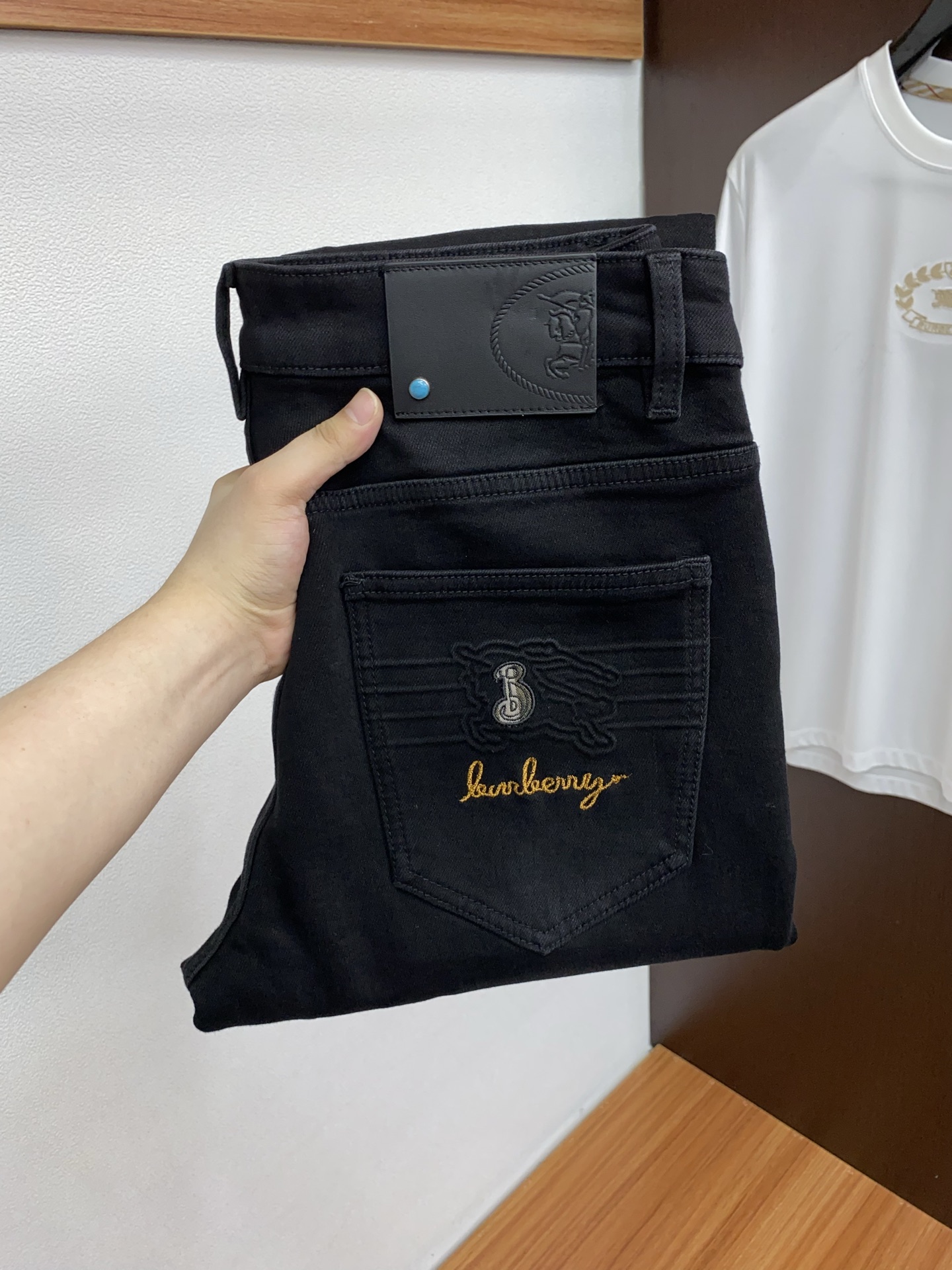 NO:596343,Burberry's 25th autumn and winter new thickened brushed jeans are clean and neat cut, full of urban style. They are made of worsted fabrics that feel soft and dry, and the upper body effect is crisp and stylish. Exquisite hardware, very good-looking for business casual use. So many top-quality raw materials create high-end products with unparalleled value. The first choice for high-end fashion people. Sizes 29-38, burberry, jeans, alexander wang19860909巴宝莉 25年秋冬新款加厚拉绒牛仔裤 干净利落剪裁,都市风十足 采用精纺面料手感软糯干爽,上身效果挺括有型.五金精致,商务休闲非常好看如此众多的顶级原料,打造出价值感无与伦比的高端产品,高端潮流时尚人士首选 尺码29-38,,burberry,jeans,alexander wang,Men's clothing