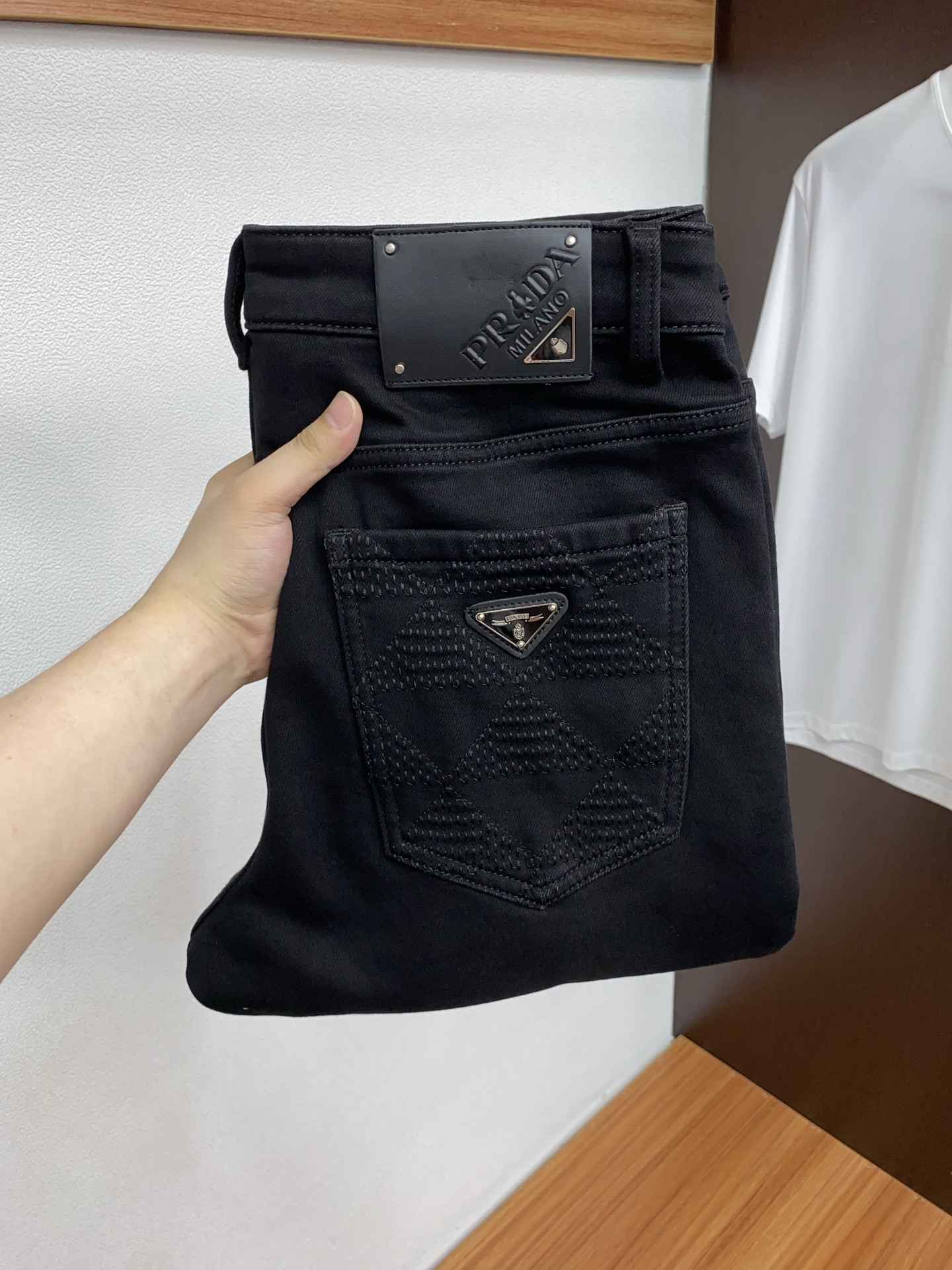 NO:596345,Prada's 25th autumn and winter new thickened brushed jeans are clean and neat cut, full of urban style. They are made of worsted fabrics that feel soft and dry, and the upper body effect is crisp and stylish. The hardware is exquisite and looks very good for business casual. So many top-quality raw materials create high-end products with unparalleled value. The first choice for high-end fashion people. Sizes 29-38, prada, jeans, alexander wang19860909普拉达 25年秋冬新款加厚拉绒牛仔裤 干净利落剪裁,都市风十足 采用精纺面料手感软糯干爽,上身效果挺括有型.五金精致,商务休闲非常好看如此众多的顶级原料,打造出价值感无与伦比的高端产品,高端潮流时尚人士首选 尺码29-38,,prada,jeans,alexander wang,Men's clothing