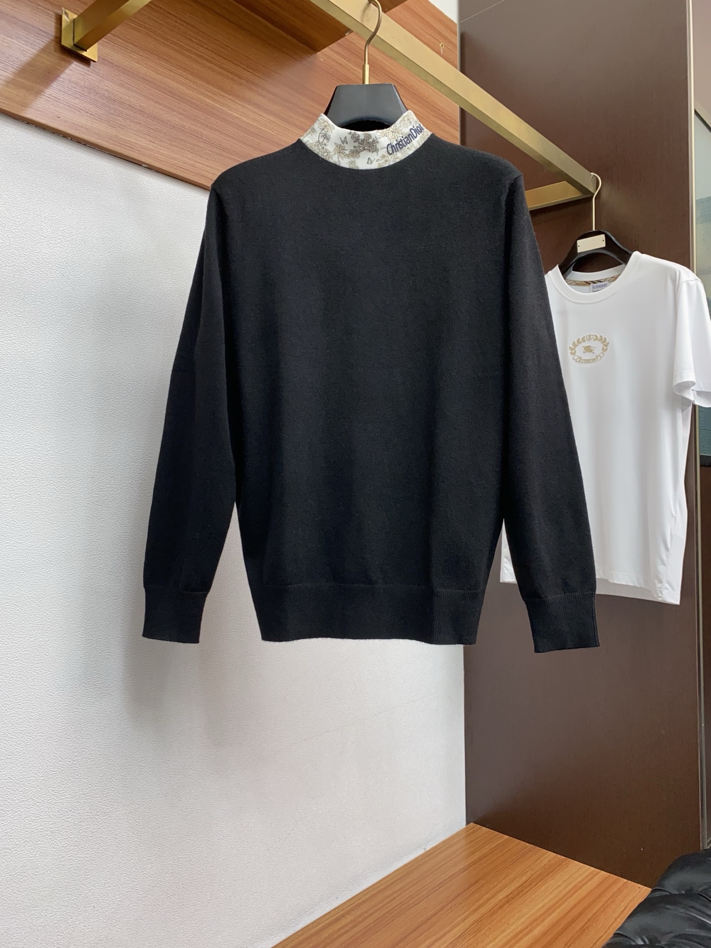 NO:661685,Dior's new autumn and winter styles are synchronized with the counters. Fashionable and classic basic jacquard color-blocking knits. Must-have styles for autumn and winter. Made of wool blended sweaters and thickened sweaters. It is exquisite, simple and elegant with logo embellishment design. There is not too much complicated craftsmanship. What is played is the fusion of design and materials. Simple European style. It is equipped with imported wool knitted fabrics. It is a perfect base for autumn and winter!  Size M-3XL,,dior,sweaters, 19860909迪奥 秋冬新款 专柜同步 时尚经典基础款提花拼色针织 秋冬必备款 采用羊毛混纺针织衫加厚毛衣,精致简洁大方logo点缀设计 没有过多复杂的工艺 玩的就是设计与材质的融合 简约的欧风 配以进口羊毛针织面料,秋冬季打底神器！尺码M-3XL,,dior,sweaters, ,Men's clothing