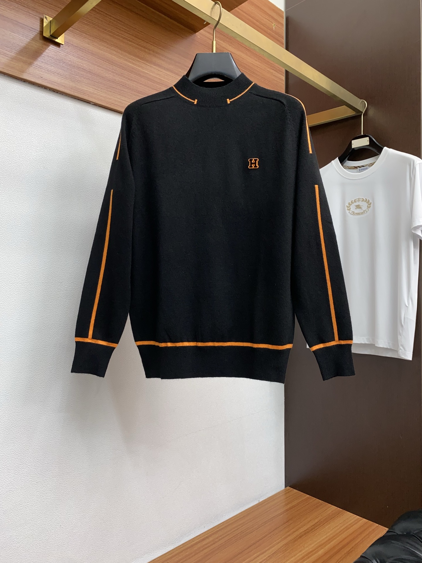 NO:596334,Hermès new autumn and winter styles are synchronized with the counters. Fashionable and classic basic jacquard color-blocking knits. Must-have styles for autumn and winter. Made of wool blended sweaters and thickened sweaters, exquisite, concise and elegant logo embellishment design. There is not too much complicated craftsmanship. What is played is the fusion of design and materials. Simple European style. With imported wool knitted fabrics, it is a great base for autumn and winter!  Size M-3XL,,hermes,sweaters,alexander wang19860909爱马仕 秋冬新款 专柜同步 时尚经典基础款提花拼色针织 秋冬必备款 采用羊毛混纺针织衫加厚毛衣,精致简洁大方logo点缀设计 没有过多复杂的工艺 玩的就是设计与材质的融合 简约的欧风 配以进口羊毛针织面料,秋冬季打底神器！尺码M-3XL,,hermes,sweaters,alexander wang,Men's clothing