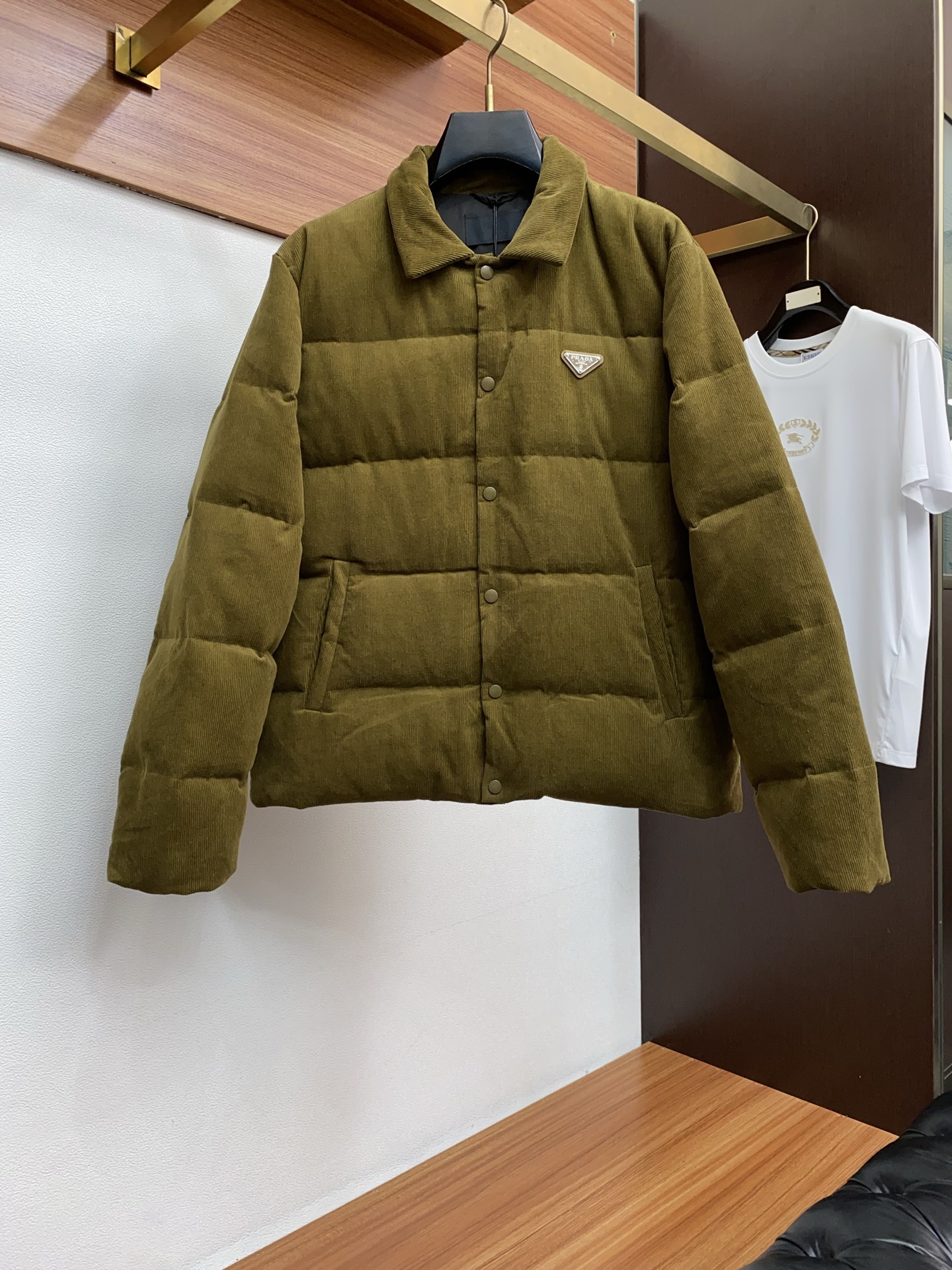 NO:596330,Prada Lapel Down Jacket 25FW This triangle logo is made of genuine leather, and the triangle logo hardware logo Prada letters are smoothed by hand to touch without concave and convex, just like ZP, and all details are the same as ZP. Comes with exclusive dust bag. Please pay attention to the details for higher versions. New autumn and winter corduroy stand-up collar warm down vest!  The classic triangular logo vest is the same for both men and women. The corduroy fabric is really soft. It is definitely a highlight of autumn and winter wear. It is a fashionable tool for autumn and winter that can be worn by both men and women. For this kind of classic that is not easy to go out of style, fashionable men and women can buy it with confidence. It is definitely the best choice as a daily commuting item!  This down vest is made of custom-woven corduroy material supplied by customers. The surface of the fabric has three-dimensional and warm groove details, which visually brings a retro and nostalgic tone. It has a bit of 70s feel mixed in, giving people a lazy and relaxing feeling!  The delicate and smooth fiber lining inside is filled with 90% white goose down. It has sufficient down filling and is free of stems and clumps. It has a full and soft down texture. It rebounds instantly when pressed. It can effectively lock in and gather body temperature, bringing you the warmest and most comfortable wearing experience!  The basic and conventional stand-up collar vest style cutting, simple and neat design, can easily create a fashionable and elegant casual look!  Size S-XL,,prada,prada,down jacket,alexander wang19860909Prada 普拉达 翻领羽绒服 25FW 此款三角标采用真皮、三角标五金logo Prada字母采用磨平工艺用手抚摸无凹凸感和ZP一样、所有细节和ZP一样. 配专属防尘袋.高版本请认准细节.秋冬新款灯芯绒立领保暖羽绒马甲！男女同款经典三角标马甲,灯芯绒面料真的好温柔哦,绝对是秋冬穿搭的一大亮点～ 男女通穿的秋冬时尚着装利器,对于这种不易过时的经典之作,各位潮男潮女们可以放心入手,作为日常通勤单品搭配绝对是最佳的选择！ 此款羽绒背心甄选客供定织灯芯绒材质制作而成,面料表面立体温润的坑条细节,视觉上自带复古怀旧腔调,骨子里混了些许70年代的feel,给人慵懒放松的感觉！内里细腻爽滑的纤维内衬,搭配90白鹅绒填充,充绒量足且无梗不结块,饱满柔软的羽绒质感,按压下去瞬间回弹,着身可以有效的锁温聚温,带来最保暖舒适的着穿体验！基础常规的立领马甲版型裁剪,简洁利落的设计,可轻松打造时尚大气的休闲造型！ 尺码S-XL,,prada,prada,down jacket,alexander wang,Men's clothing