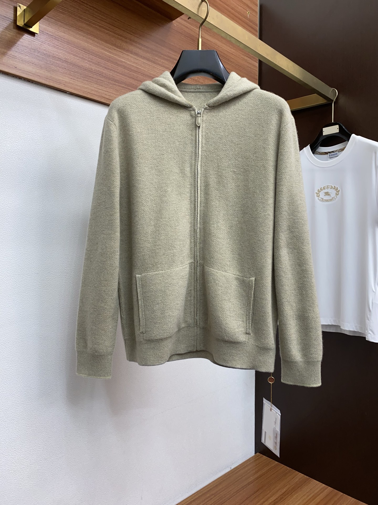 NO:596340,BC Classic Men's Wool Knitted Cardigan Jacket Classic Men's Twill Wool Knitted Long Sleeve is full of three-dimensionality, comfortable and warm to wear close to the body. In the wardrobe of men who pursue quality and taste, a high-quality knitted sweater is an indispensable item. With its exquisite craftsmanship, excellent quality and elegant design, it has become the ideal choice for men to show their gentlemanly demeanor.  This wool sweater is made of top-quality Italian wool fabric, with a soft and delicate texture and excellent skin-friendliness. Whether worn next to the body or as an outer layer, it can bring you an unparalleled comfort experience. Its excellent thermal insulation performance allows you to feel as warm as spring in the cold season.  The classic style is simple and elegant, versatile and practical. It can be easily matched with various styles of clothing, whether it is formal or casual, showing a unique fashion charm. The fine knitted wide stripe texture and elegant tailoring demonstrate the consistent high quality standards, and every detail reflects the brand's pursuit of perfection. Size M-3xLP,,loro piana,jackets & coats,alexander wang19860909BC 经典男士羊毛针织开衫外套 经典男士斜纹羊毛针织长袖 立体感十足,贴身穿着舒适保暖,在追求品质与品位的男士衣橱中,一件优质的针织衫是不可或缺的单品.以其精湛的工艺、卓越的品质和优雅的设计,成为男士们展现绅士风度的理想之选. 这款羊毛衫精选了意大利顶级羊毛面料,质感柔软细腻,亲肤性极佳.无论是贴身穿着还是作为外搭,都能带给您无与伦比的舒适体验.其出色的保暖性能,让您在寒冷的季节里也能感受到如春般的温暖. 经典的款式简约大方,百搭实用.它能够轻松搭配各种风格的服装,无论是正式、休闲都能展现出独特的时尚魅力.精细的针织宽条纹理和考究的剪裁,彰显一贯的高品质标准,每一处细节都体现了品牌对完美的追求. 码数M-3xLP,,loro piana,jackets & coats,alexander wang,Men's clothing