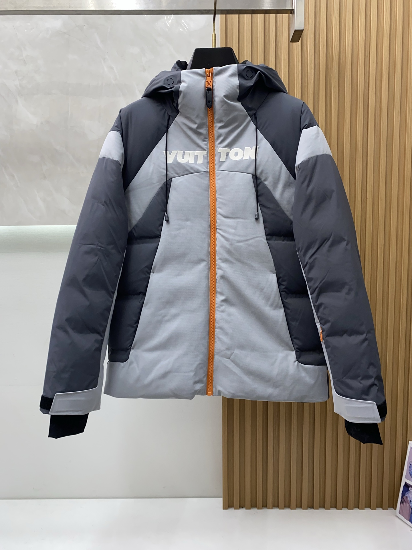 NO:596336,1V Louis Vuitton Ski Jacket This ski jacket features sophisticated quilted panels, a technical snowproof layer, cuff thumbholes and lightweight Ecodown padding for outstanding performance. Embroidered Vuitton logo on the chest echoes the padded Monogram flower on the back. Ideal for pairing with the same style of ski pants for those on the slopes. Standard fit Vuitton embroidery on the chest Quilted on the back  Monogram floral Built-in Monogram tech-knit snow barrier Monogram tech-knit cuffs with thumbholes Zipper closure Waterproof, windproof, and warm Waterproof bonded seams Textured pattern inside label for tech features Waterproof two-way zipper Internal mesh placket with additional internal zipper for ventilation Waterproof zippered mesh-lined vents below armholes Hidden waterproof zippered pocket on left sleeve to store ski passes Waterproof side pockets Internal mesh pocket to store goggles  Adjustable hood, hem and cuffs Filled with Ecodown recycled polyester for easy care and lightweight texture, warmth and insulation Main fabric: Fabric 1; Top layer: 92 polyester, 8 spandex; Base layer: nylon; Fabric 2: 84 nylon, 16 spandex; Lining: 90 nylon, 10 spandex; Filling: Polyester; Trims excluded  41258875,,louis vuitton,jackets & coats,hats,alexander wang198609091V 路易威登 滑雪夹克 本款滑雪夹克拥有考究的绗缝拼接设计,搭配科技防雪层、袖口拇指孔和轻盈保暖的 Ecodown 衬垫,成就出色的性能表现.胸前刺绣 Vuitton 标识,与后部的加衬 Monogram 花卉遥相呼应.适宜搭配同款滑雪裤,纵情驰骋于雪道之巅. 标准版型 胸前 Vuitton 刺绣 后部绗缝 Monogram 花卉 内置 Monogram 科技针织防雪层 Monogram 科技针织袖口,配有拇指孔 拉链开合 防水、防风、保暖 防水粘合接缝 标签内以织纹图案展示科技功能 防水双向前拉链 内网格门襟另配有内拉链,方便通风 袖孔下方设有防水拉链网格内衬通风口 左袖配有隐藏式防水拉链袋,可收纳滑雪通行证 防水侧袋 网格内袋可收纳护目镜 可调节风帽、下摆和袖口 填充 Ecodown 再生聚酯纤维,易于护理并具有轻盈质感、保暖和隔热性能 主面料: 面料1; 面层: 92 聚酯纤维, 8 氨纶; 底层: 锦纶; 面料2: 84 锦纶, 16 氨纶; 内衬: 90 锦纶, 10 氨纶; 填充物: 聚酯纤维; 辅料除外 41258875,,louis vuitton,jackets & coats,hats,alexander wang,Men's clothing