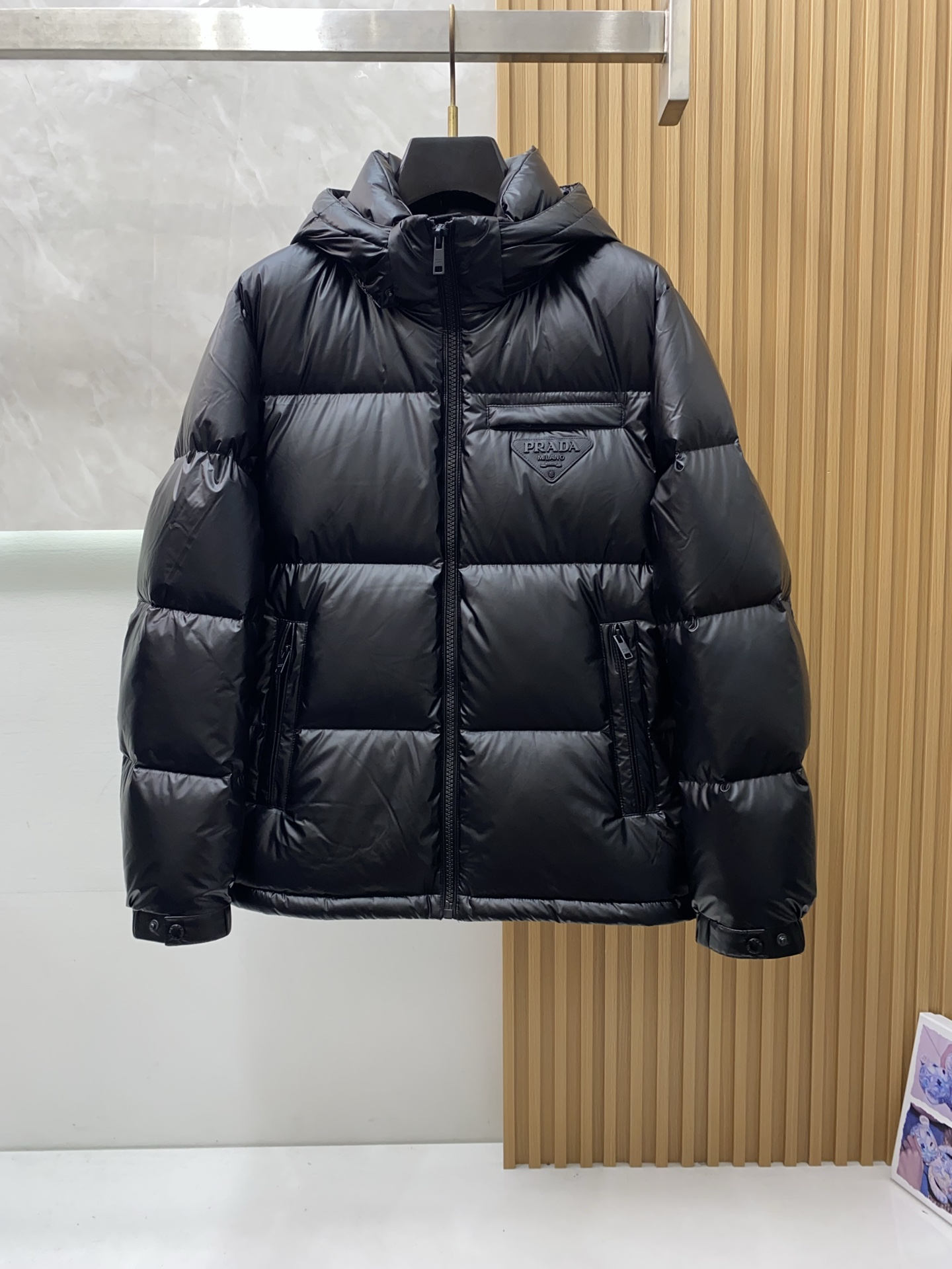 NO:596315,Prada's top version counter synchronized matte black down jacket, 100% new national standard 90 down jacket, trump card new single down jacket!  A king that I have been looking forward to for the second half of the year. The blood change has been successful. This down jacket is completely new blood, new accessories, new fabrics, new styles, and new versions!  Super warm and fashionable color matching, it is precisely because of these irreplaceable details and specifications that it is the first model in the industry, high quality, high-end goods, recommended for personal use!  !  Size m-3xl,,prada,jackets & coats,down jacket,alexander wang19860909普拉达 顶级版本专柜同步雾面黑羽绒服 百分百新国标90羽绒服 王牌新单 羽绒服外套！一个我期待了一个下半年的王 算是换血成功了,这款羽绒服完全是新鲜血液,新的辅料,新的面料,新的款式,新的版型！超保暖 时尚的配色,正是因为这些无法替代的细节与规格,业内首发款,高品质,高档货,自留推荐！！ 尺码m-3xl,,prada,jackets & coats,down jacket,alexander wang,Men's clothing