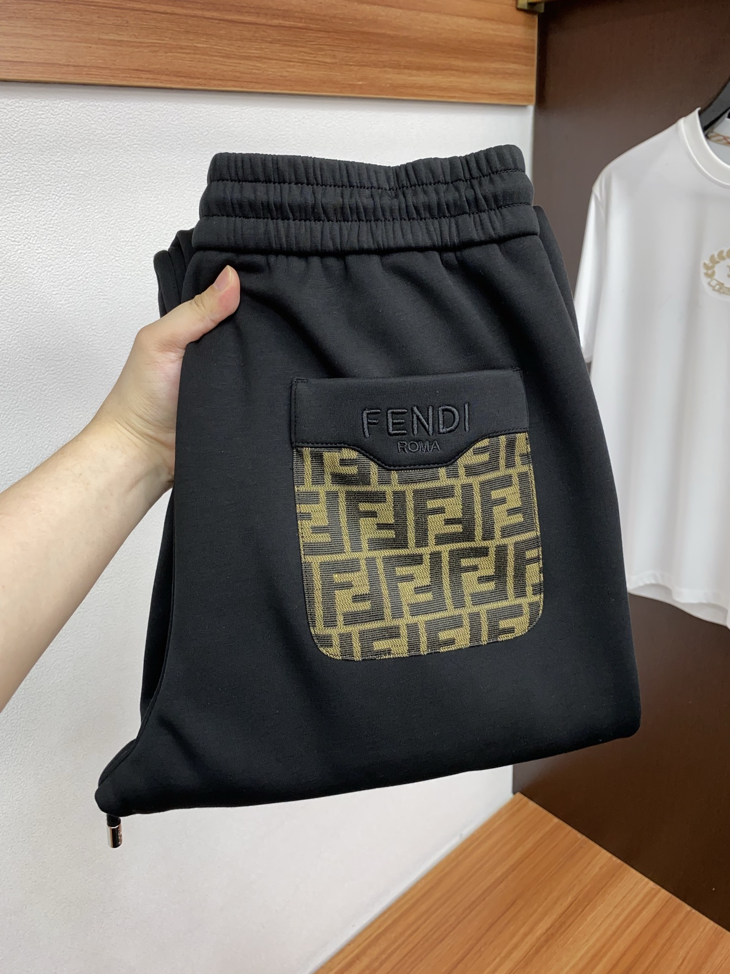 NO:596329,Fendi's latest casual pants for autumn and winter 2025 are clean and neatly tailored, full of urban style. They are made of worsted fabrics that feel soft and dry, and the upper body effect is crisp and stylish. The hardware is exquisite and the logo design is very beautiful. So many top-quality raw materials create high-end products with unparalleled value. The first choice for high-end fashion people. Size M-3xL, fendi, alexander wang19860909芬迪 2025 秋冬最新休闲裤 干净利落剪裁,都市风十足 采用精纺面料手感软糯干爽,上身效果挺括有型.五金精致,logo设计非常好看如此众多的顶级原料,打造出价值感无与伦比的高端产品,高端潮流时尚人士首选 尺码 M-3xL,,fendi,alexander wang,Men's clothing