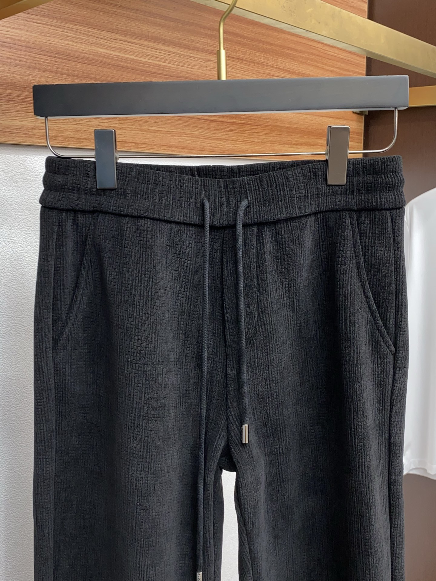 普拉达 2025 秋冬最新休闲裤 干净利落剪裁，都市风十足 采用精纺面料手感软糯干爽，上身效果挺括有型。