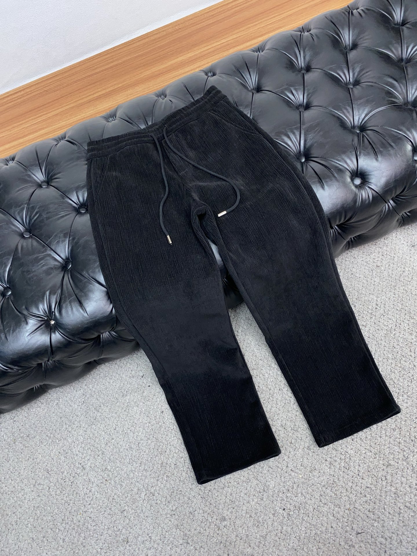 普拉达 2025 秋冬最新休闲裤 干净利落剪裁，都市风十足 采用精纺面料手感软糯干爽，上身效果挺括有型。