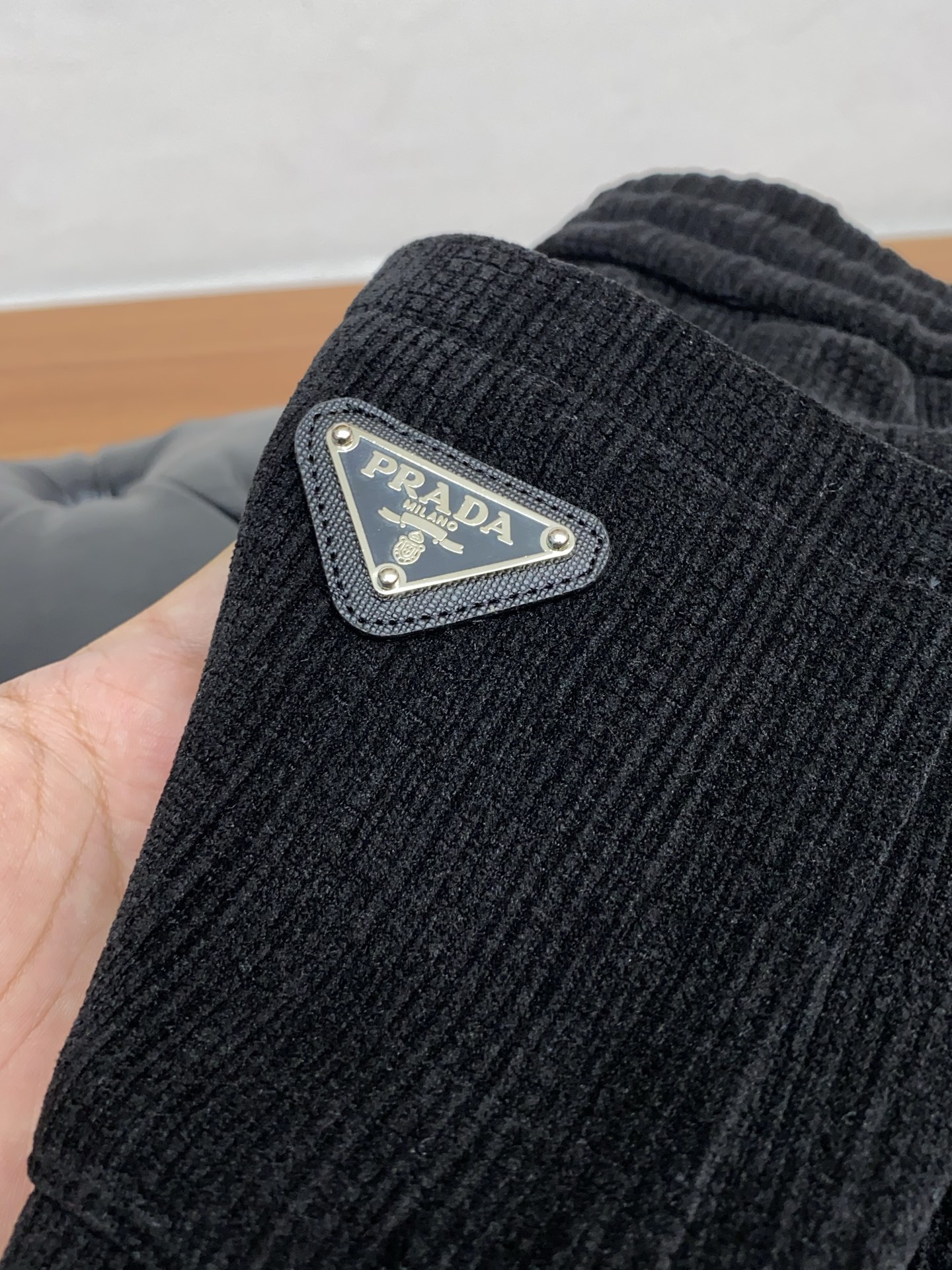 普拉达 2025 秋冬最新休闲裤 干净利落剪裁，都市风十足 采用精纺面料手感软糯干爽，上身效果挺括有型。