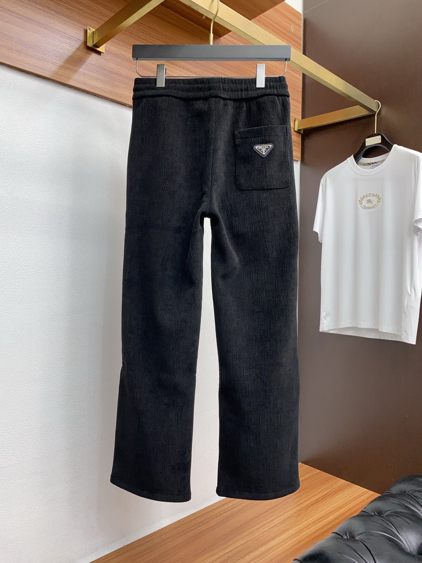 普拉达 2025 秋冬最新休闲裤 干净利落剪裁，都市风十足 采用精纺面料手感软糯干爽，上身效果挺括有型。