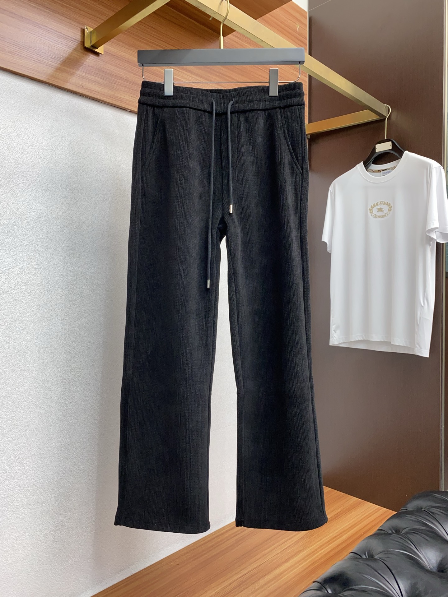 普拉达 2025 秋冬最新休闲裤 干净利落剪裁，都市风十足 采用精纺面料手感软糯干爽，上身效果挺括有型。