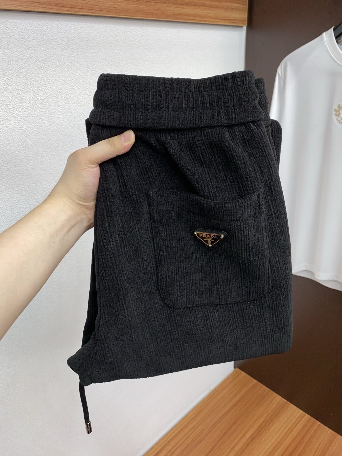 普拉达 2025 秋冬最新休闲裤 干净利落剪裁，都市风十足 采用精纺面料手感软糯干爽，上身效果挺括有型。