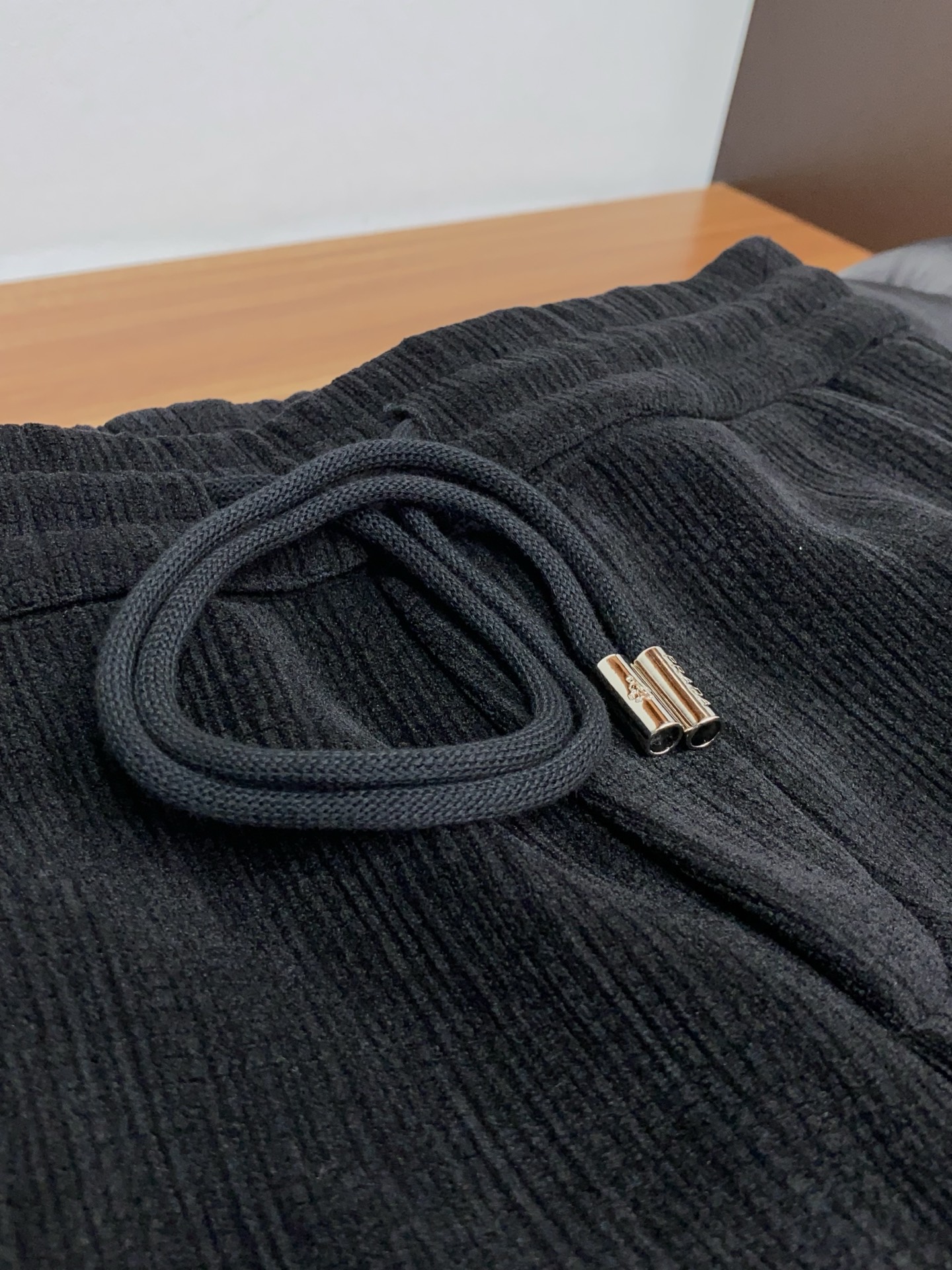 普拉达 2025 秋冬最新休闲裤 干净利落剪裁，都市风十足 采用精纺面料手感软糯干爽，上身效果挺括有型。