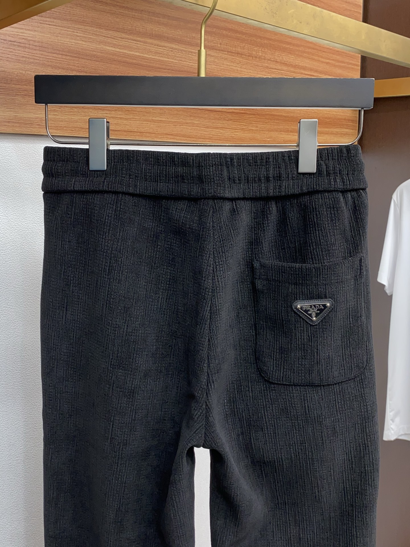 普拉达 2025 秋冬最新休闲裤 干净利落剪裁，都市风十足 采用精纺面料手感软糯干爽，上身效果挺括有型。