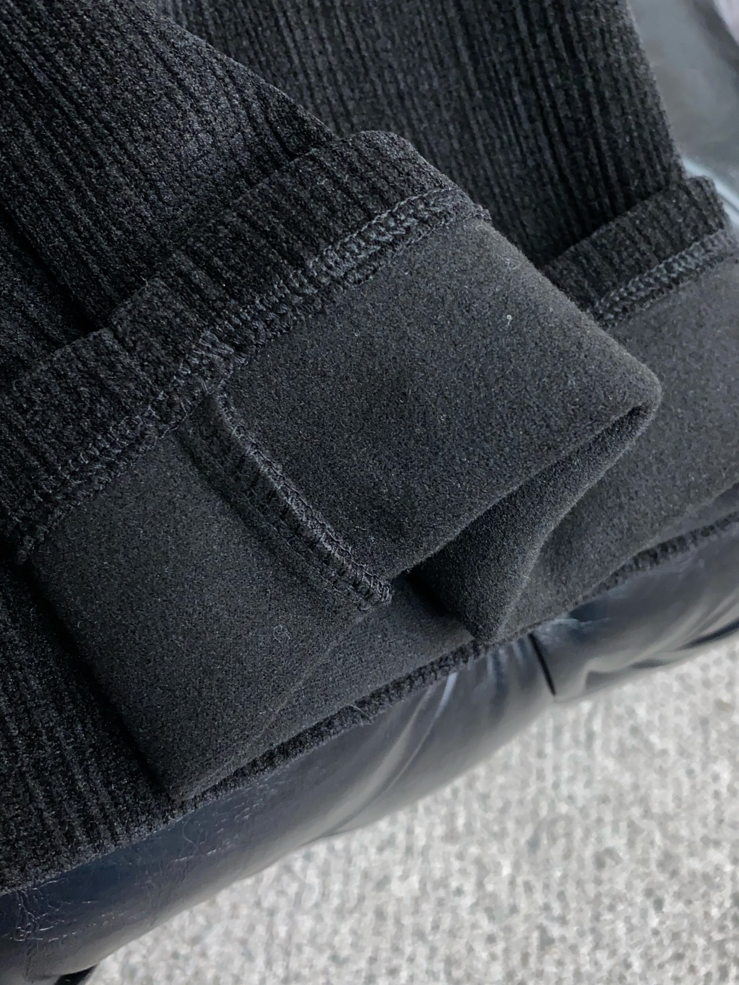 普拉达 2025 秋冬最新休闲裤 干净利落剪裁，都市风十足 采用精纺面料手感软糯干爽，上身效果挺括有型。