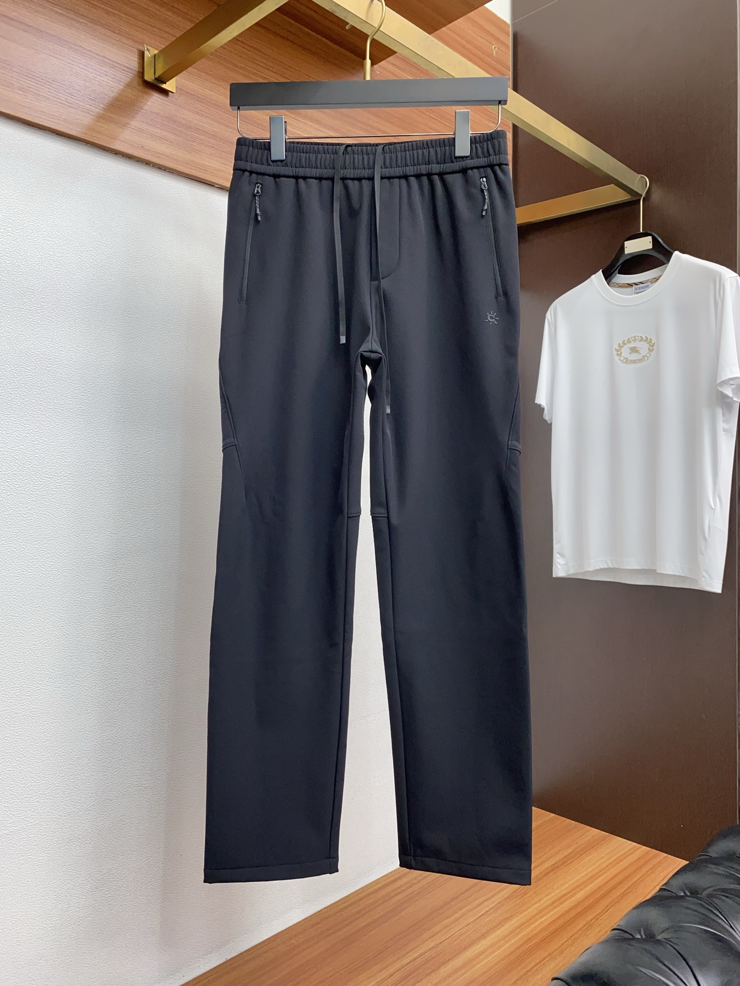 凯乐石 25年秋冬新款防风速干加棉运动休闲裤 干净利落剪裁，都市风十足 采用精纺面料手感软糯干爽，上身效