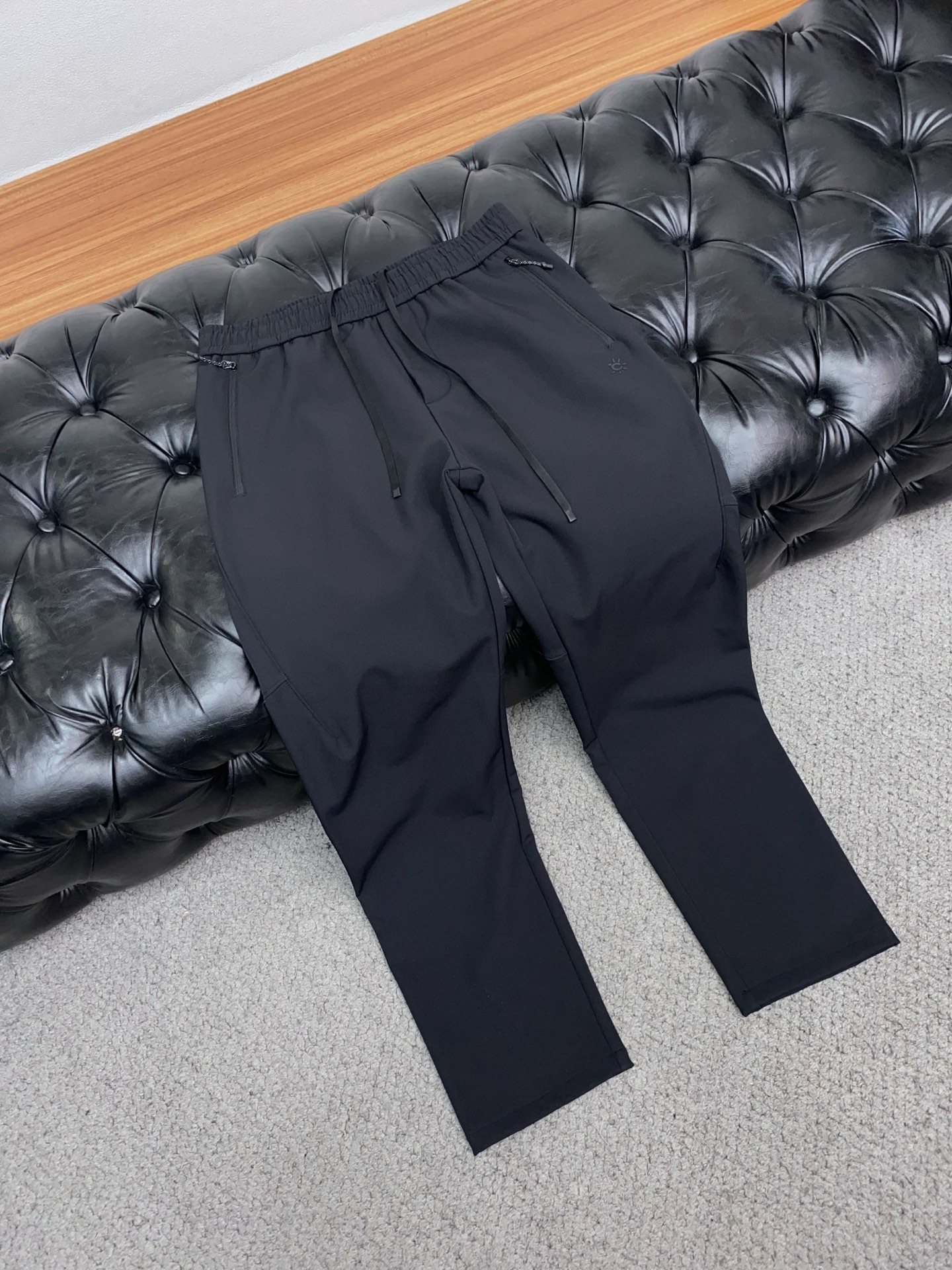 凯乐石 25年秋冬新款防风速干加棉运动休闲裤 干净利落剪裁，都市风十足 采用精纺面料手感软糯干爽，上身效