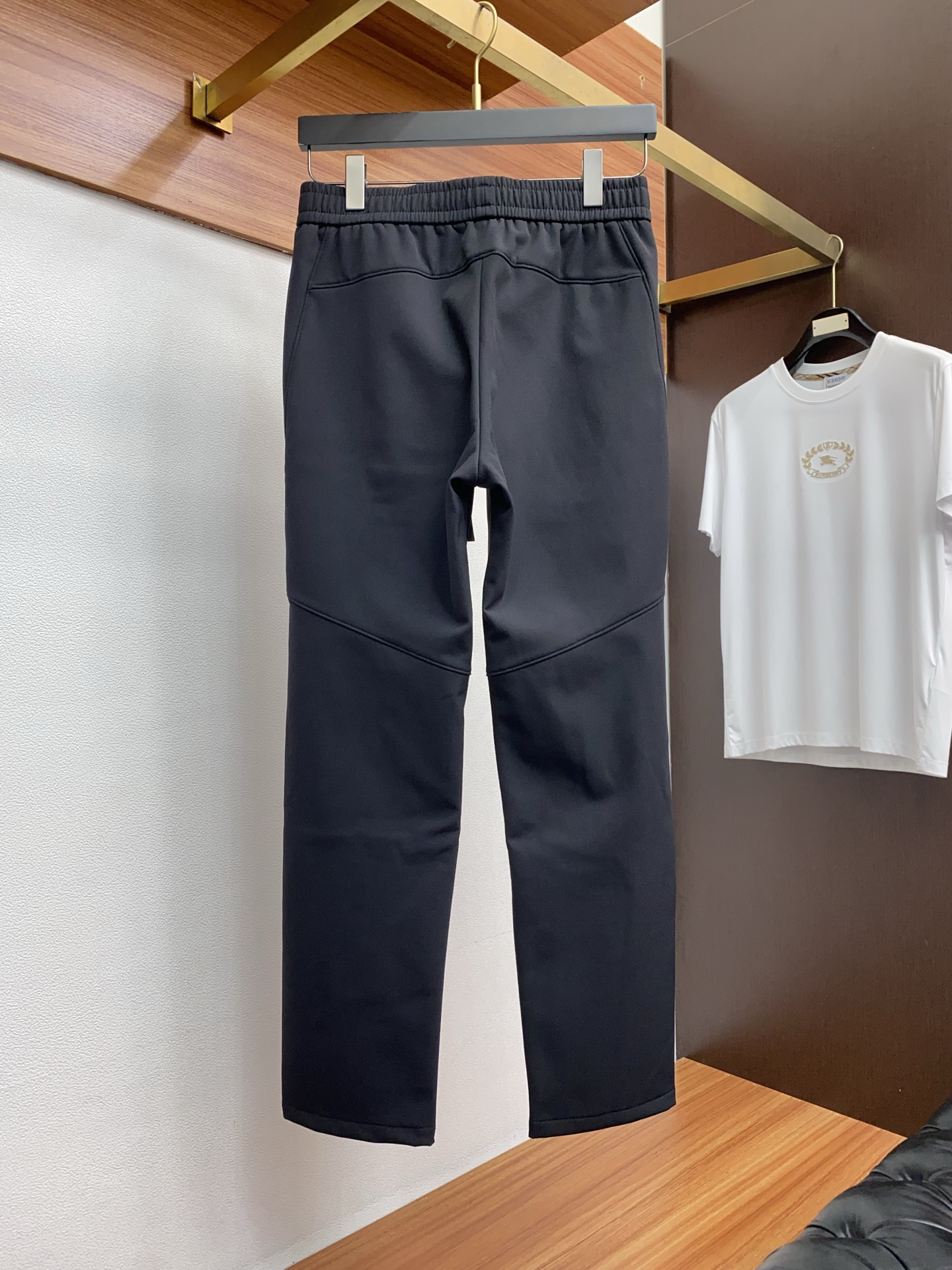 凯乐石 25年秋冬新款防风速干加棉运动休闲裤 干净利落剪裁，都市风十足 采用精纺面料手感软糯干爽，上身效