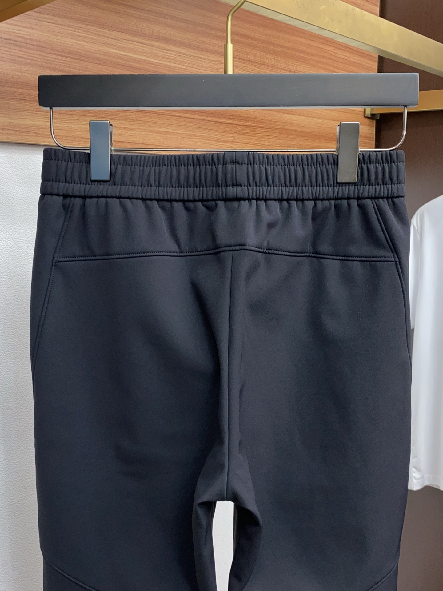 凯乐石 25年秋冬新款防风速干加棉运动休闲裤 干净利落剪裁，都市风十足 采用精纺面料手感软糯干爽，上身效