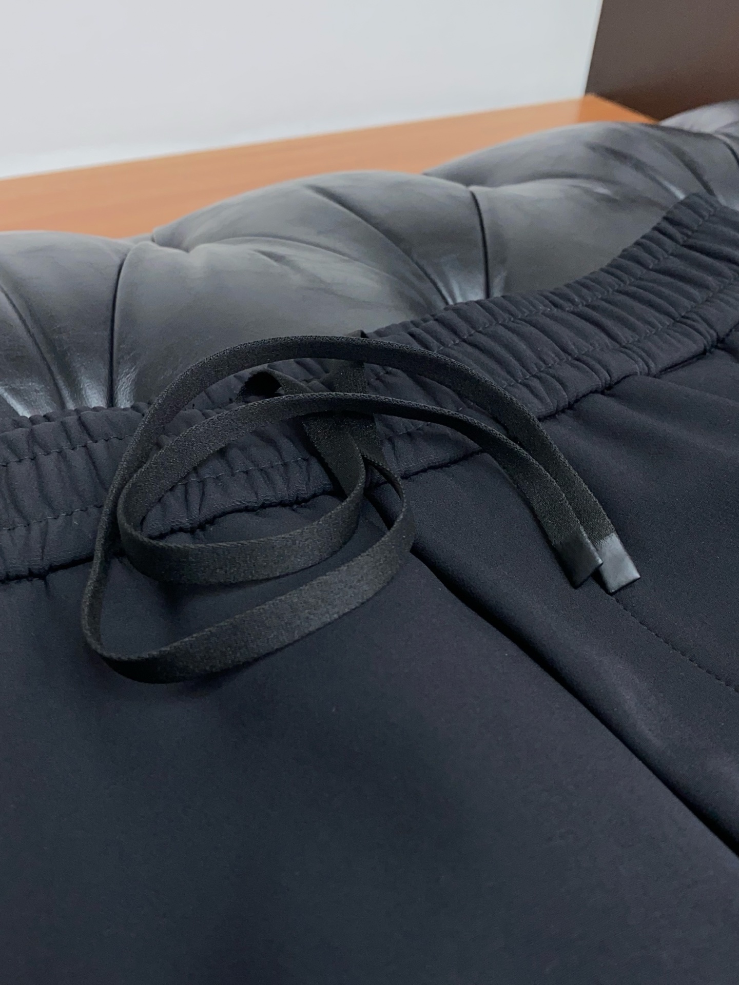 凯乐石 25年秋冬新款防风速干加棉运动休闲裤 干净利落剪裁，都市风十足 采用精纺面料手感软糯干爽，上身效