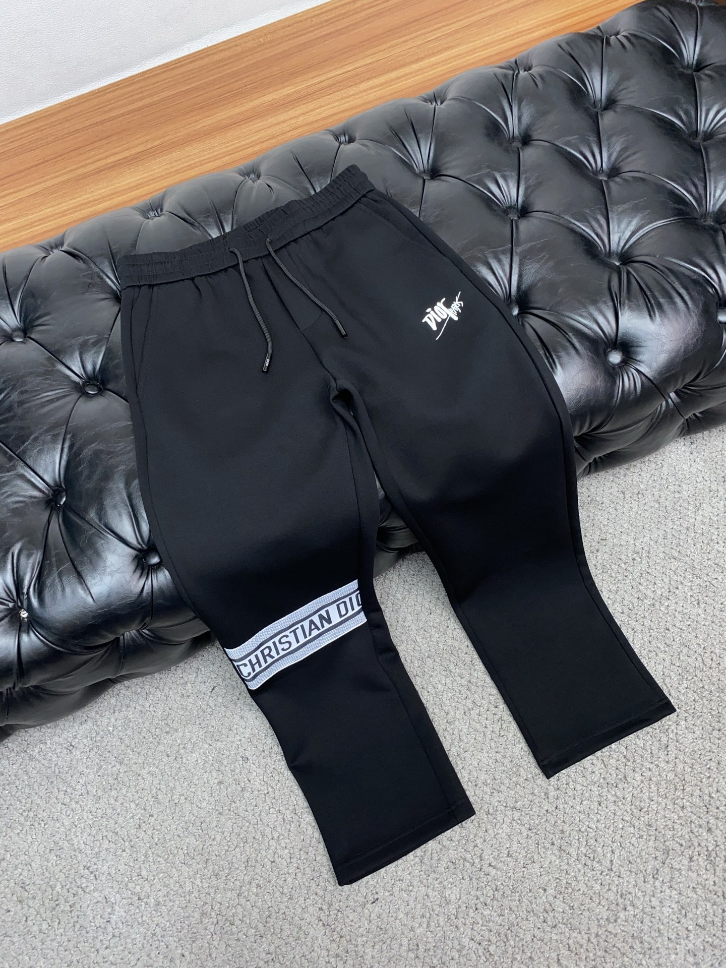 迪奥 25年秋冬新款天丝空气层运动休闲裤 干净利落剪裁，都市风十足 采用精纺面料手感软糯干爽，上身效果挺