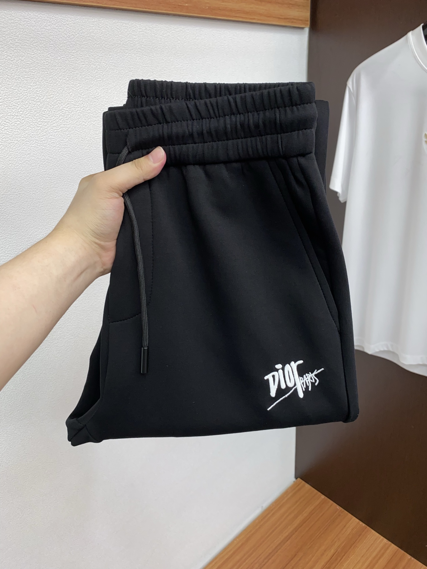 迪奥 25年秋冬新款天丝空气层运动休闲裤 干净利落剪裁，都市风十足 采用精纺面料手感软糯干爽，上身效果挺