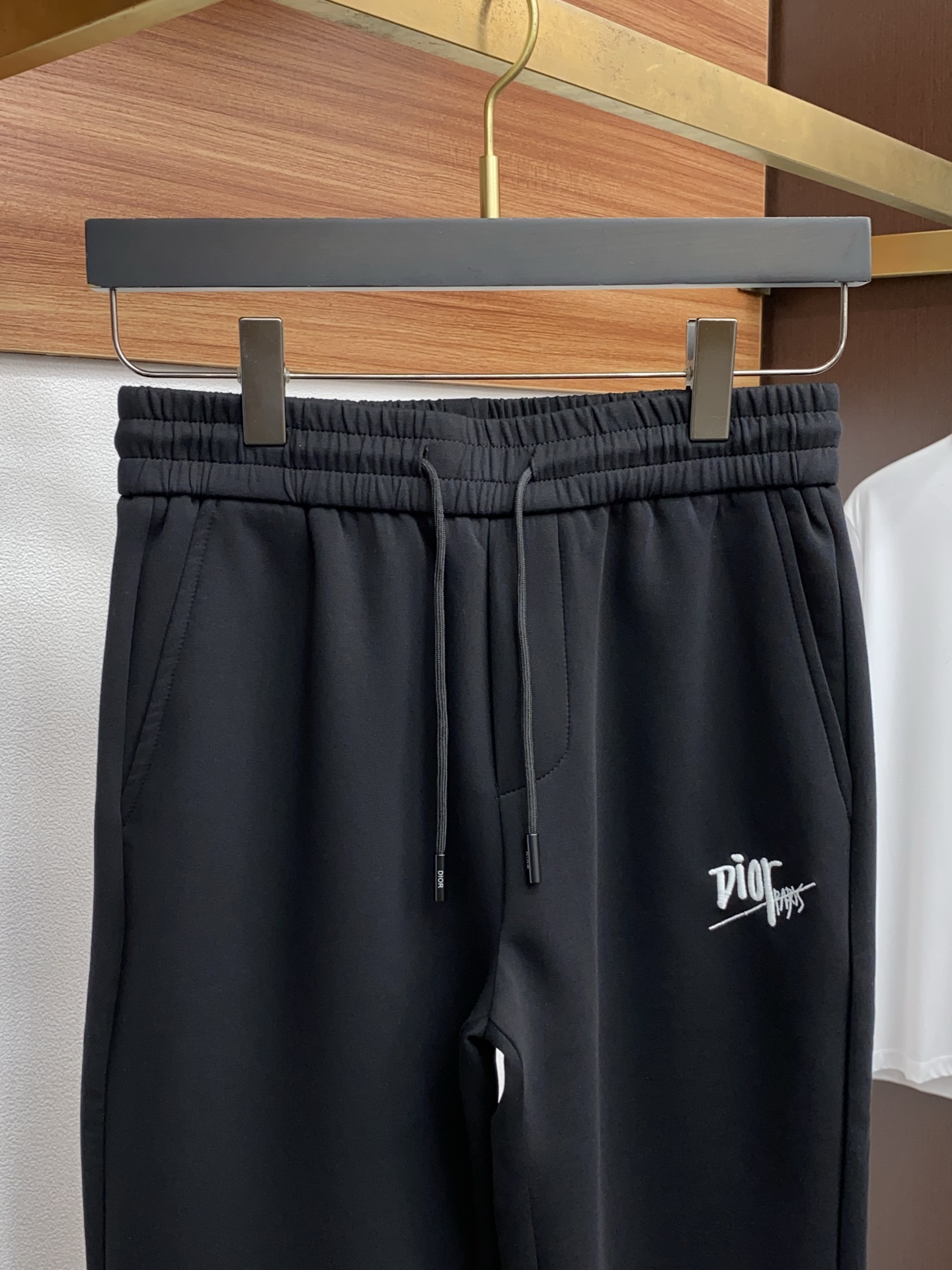 迪奥 25年秋冬新款天丝空气层运动休闲裤 干净利落剪裁，都市风十足 采用精纺面料手感软糯干爽，上身效果挺