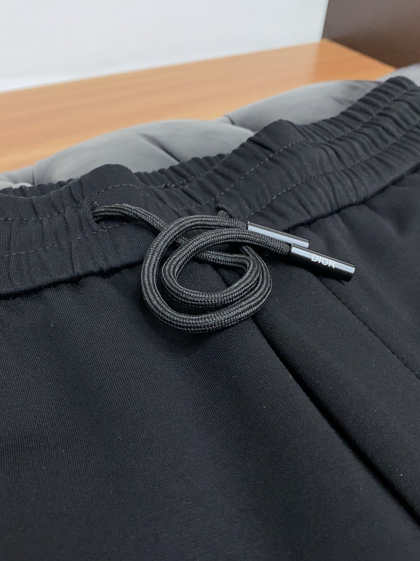 迪奥 25年秋冬新款天丝空气层运动休闲裤 干净利落剪裁，都市风十足 采用精纺面料手感软糯干爽，上身效果挺