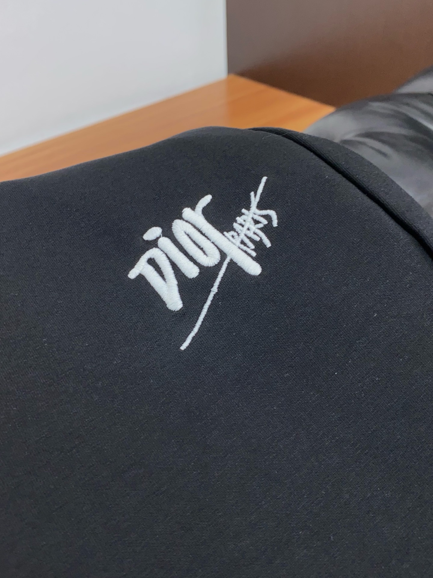 迪奥 25年秋冬新款天丝空气层运动休闲裤 干净利落剪裁，都市风十足 采用精纺面料手感软糯干爽，上身效果挺