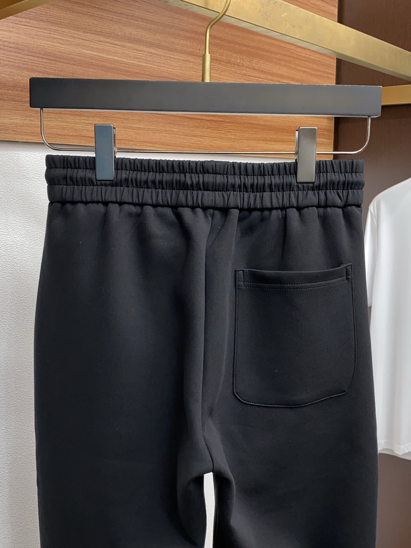 迪奥 25年秋冬新款天丝空气层运动休闲裤 干净利落剪裁，都市风十足 采用精纺面料手感软糯干爽，上身效果挺