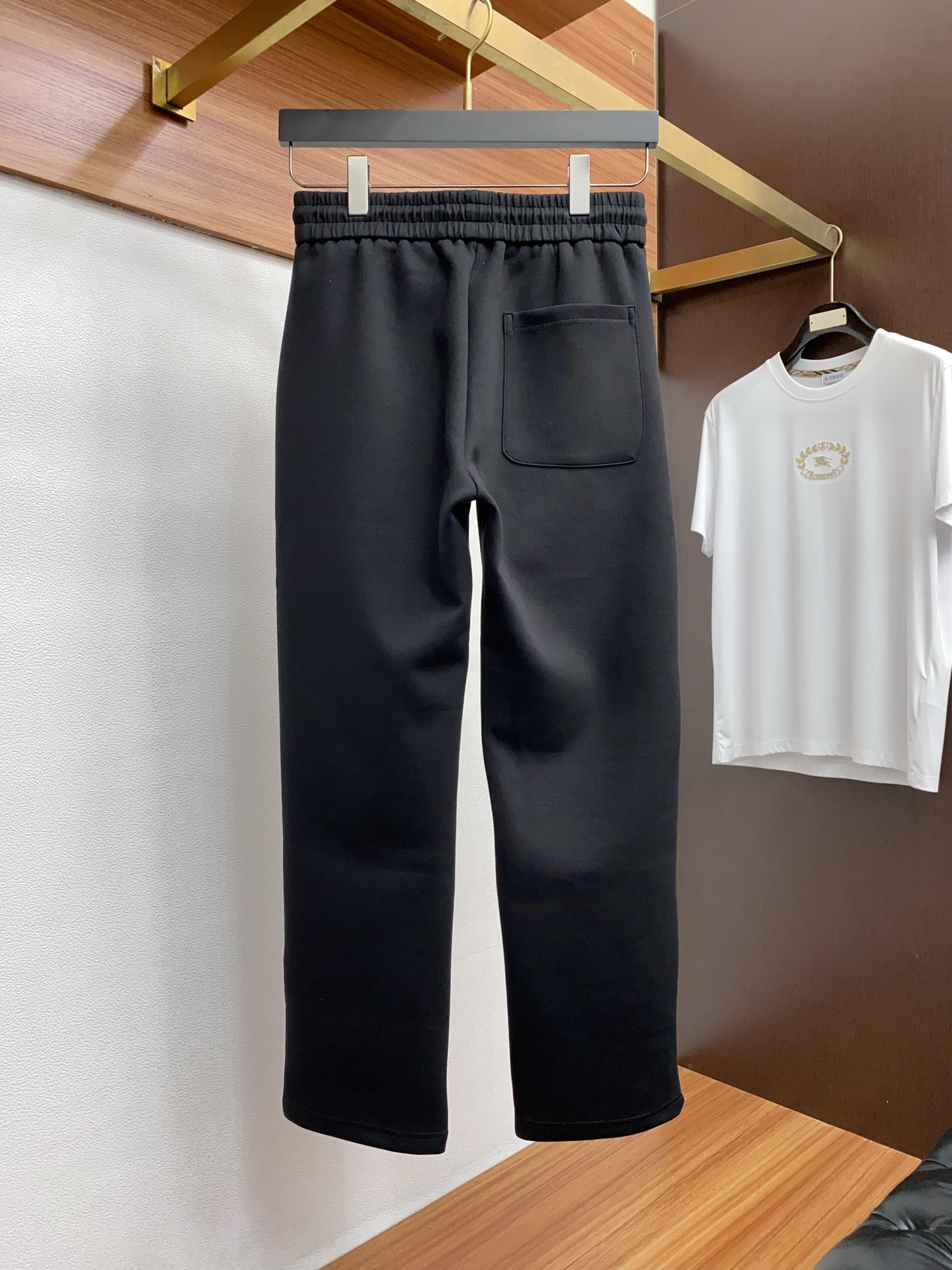 迪奥 25年秋冬新款天丝空气层运动休闲裤 干净利落剪裁，都市风十足 采用精纺面料手感软糯干爽，上身效果挺