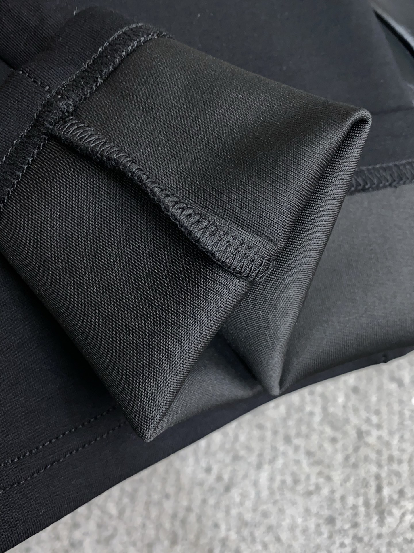 迪奥 25年秋冬新款天丝空气层运动休闲裤 干净利落剪裁，都市风十足 采用精纺面料手感软糯干爽，上身效果挺