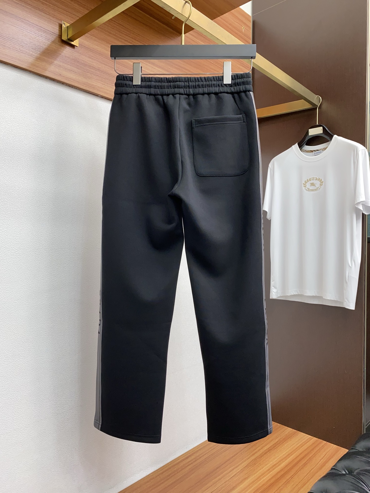 普拉达 25年秋冬新款天丝空气层运动休闲裤 干净利落剪裁，都市风十足 采用精纺面料手感软糯干爽，上身效果