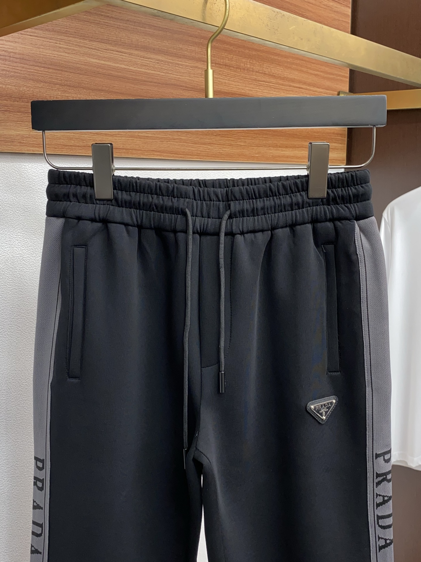 普拉达 25年秋冬新款天丝空气层运动休闲裤 干净利落剪裁，都市风十足 采用精纺面料手感软糯干爽，上身效果