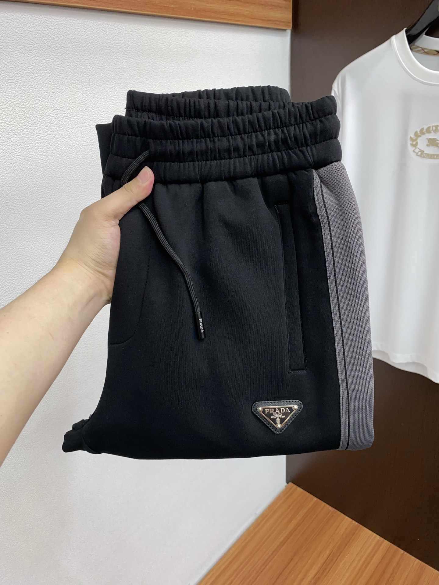 普拉达 25年秋冬新款天丝空气层运动休闲裤 干净利落剪裁，都市风十足 采用精纺面料手感软糯干爽，上身效果