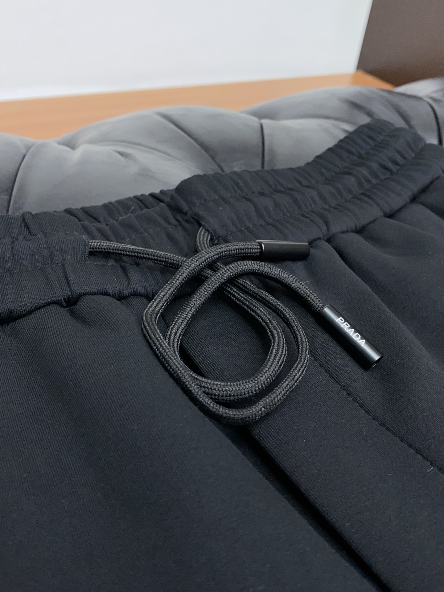 普拉达 25年秋冬新款天丝空气层运动休闲裤 干净利落剪裁，都市风十足 采用精纺面料手感软糯干爽，上身效果