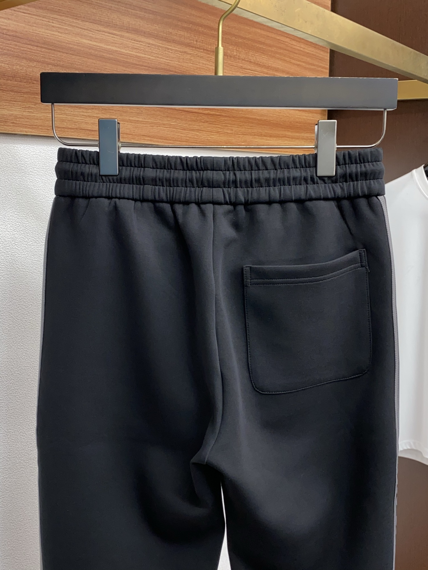 普拉达 25年秋冬新款天丝空气层运动休闲裤 干净利落剪裁，都市风十足 采用精纺面料手感软糯干爽，上身效果