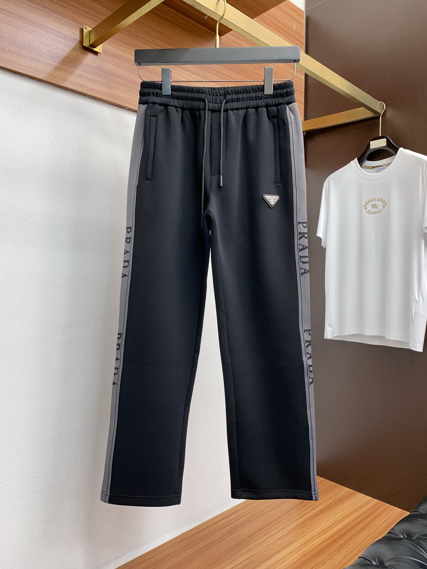 普拉达 25年秋冬新款天丝空气层运动休闲裤 干净利落剪裁，都市风十足 采用精纺面料手感软糯干爽，上身效果
