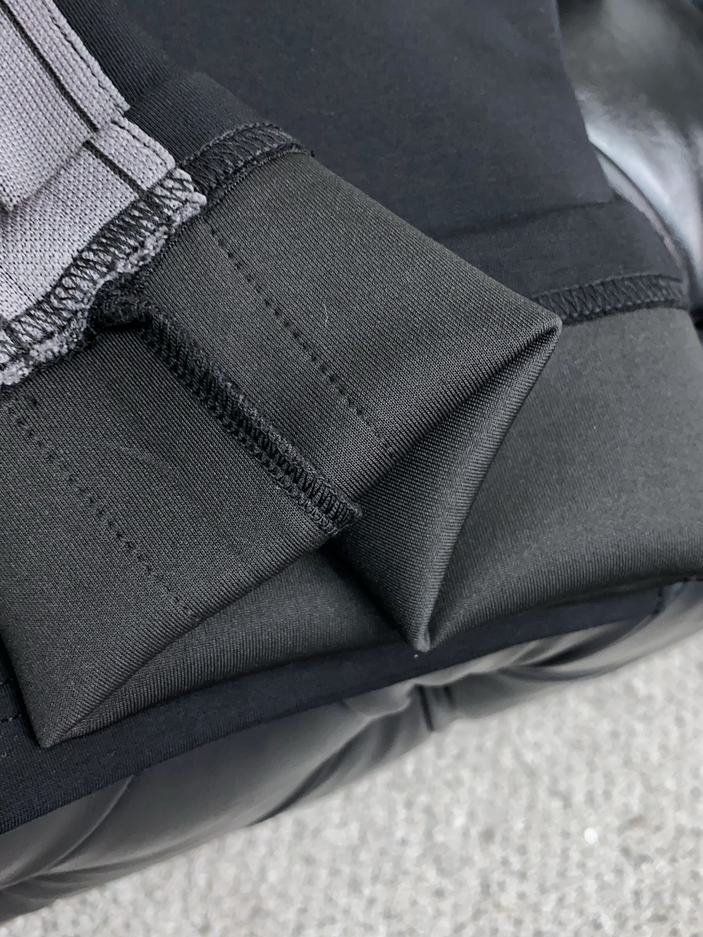 普拉达 25年秋冬新款天丝空气层运动休闲裤 干净利落剪裁，都市风十足 采用精纺面料手感软糯干爽，上身效果