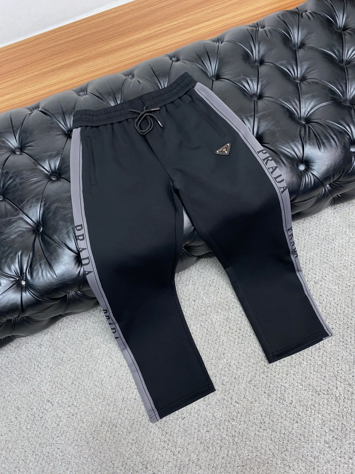 普拉达 25年秋冬新款天丝空气层运动休闲裤 干净利落剪裁，都市风十足 采用精纺面料手感软糯干爽，上身效果