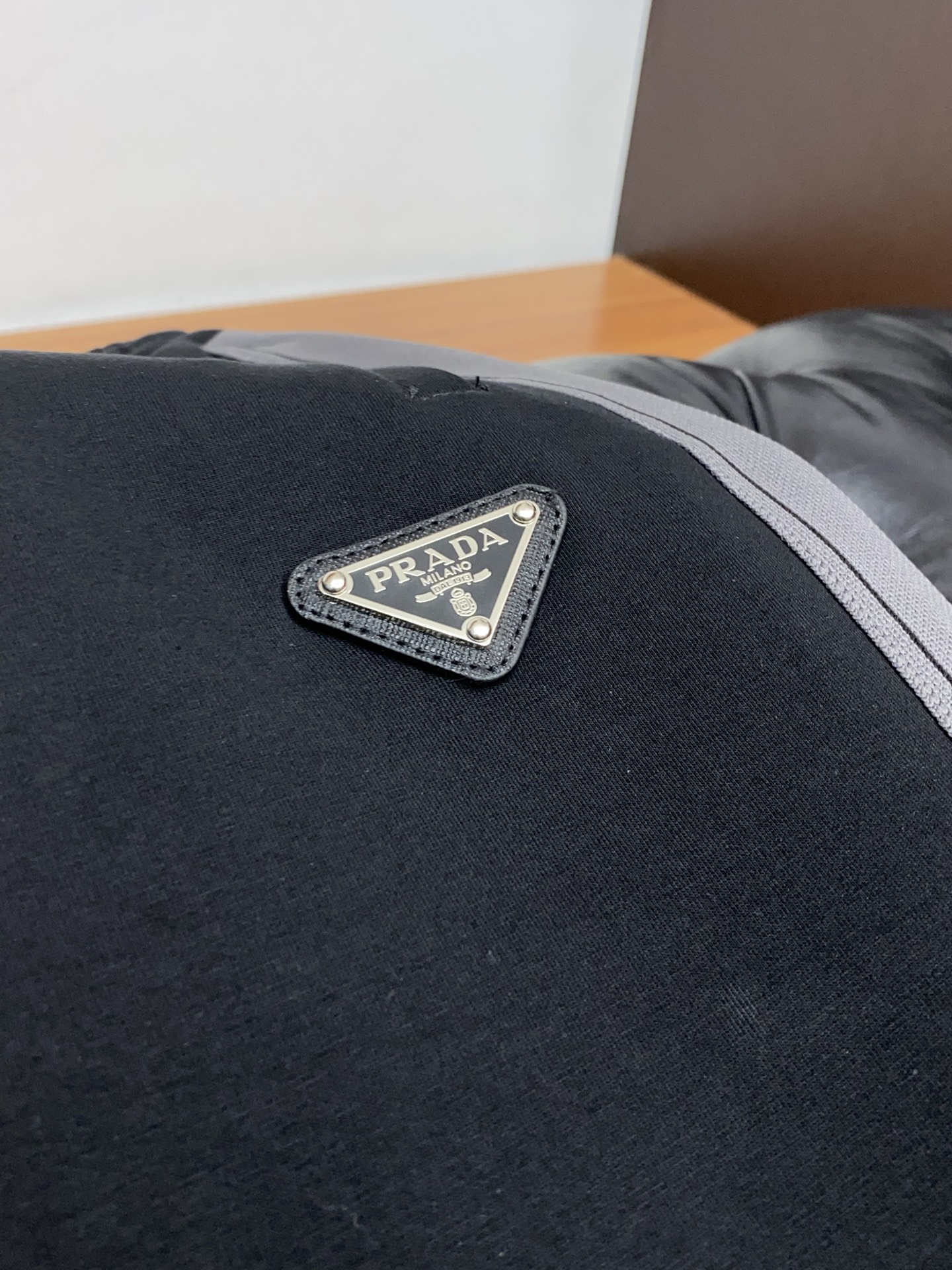 普拉达 25年秋冬新款天丝空气层运动休闲裤 干净利落剪裁，都市风十足 采用精纺面料手感软糯干爽，上身效果